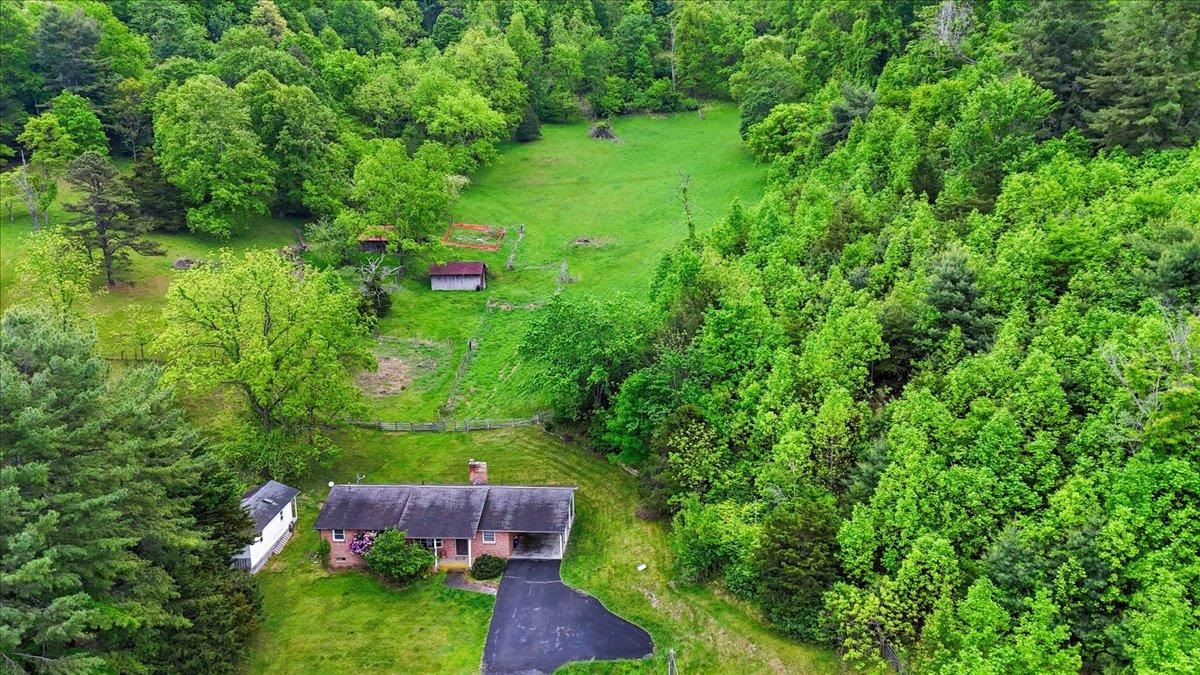 5912 Baptist Hollow Road Hiwassee VA 24347