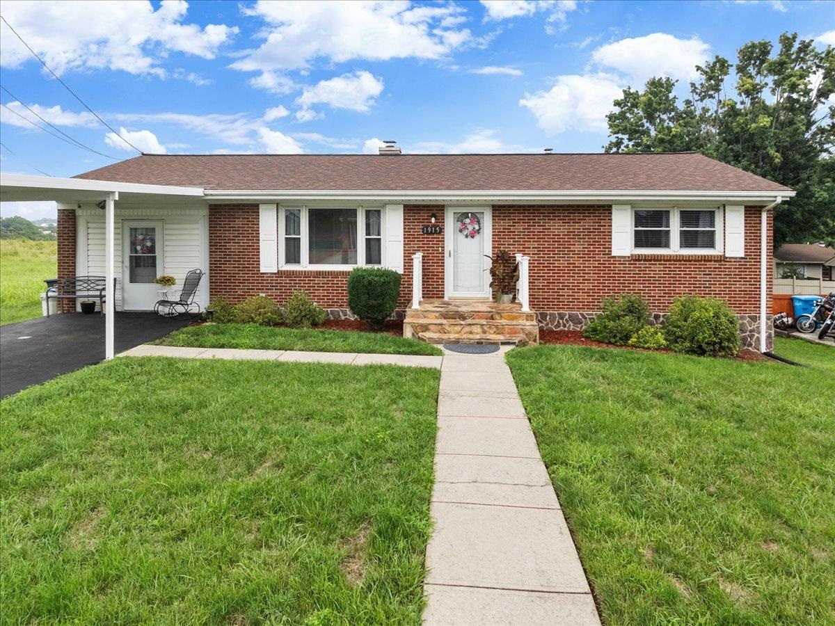 1915 Glenroy Street NW Roanoke VA 24017