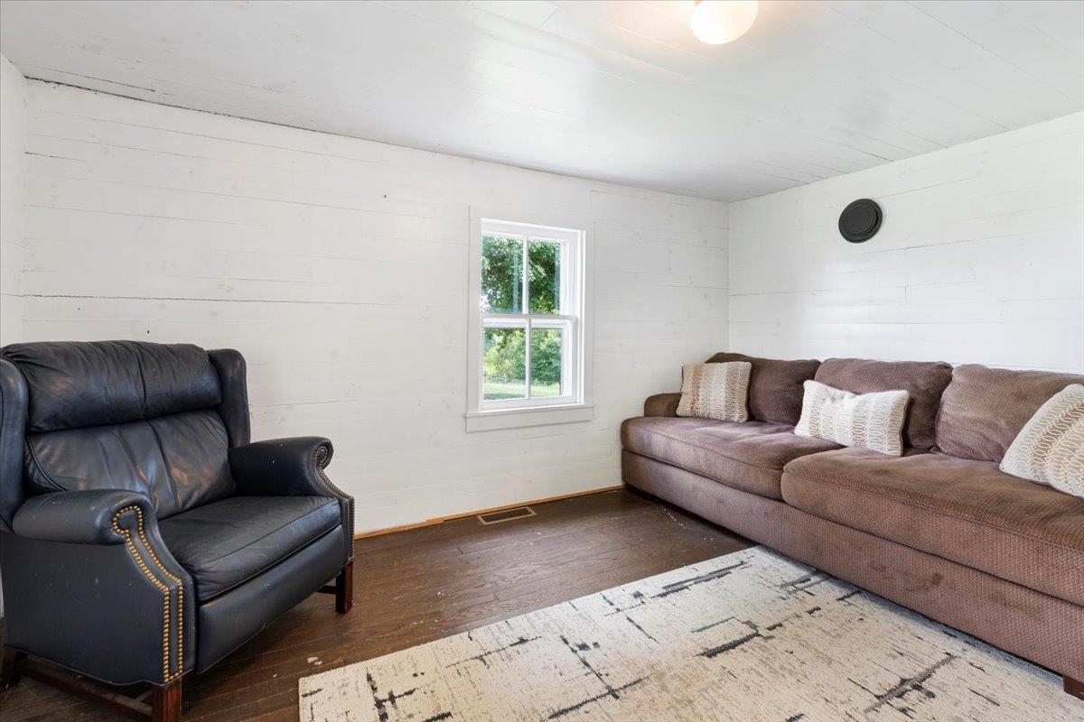 4343 Indian Valley Road NW Willis VA 24380