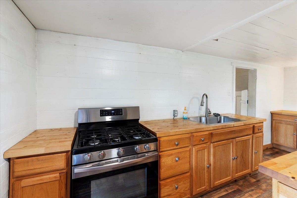 4343 Indian Valley Road NW Willis VA 24380