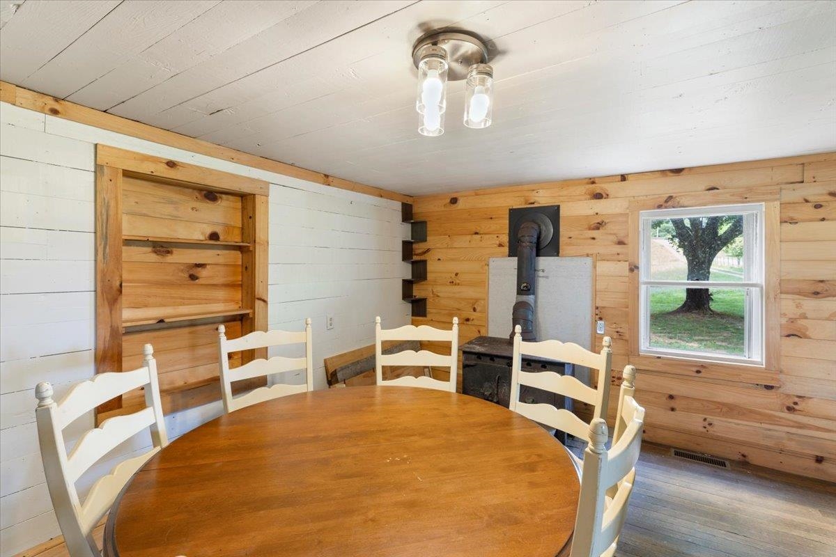 4343 Indian Valley Road NW Willis VA 24380