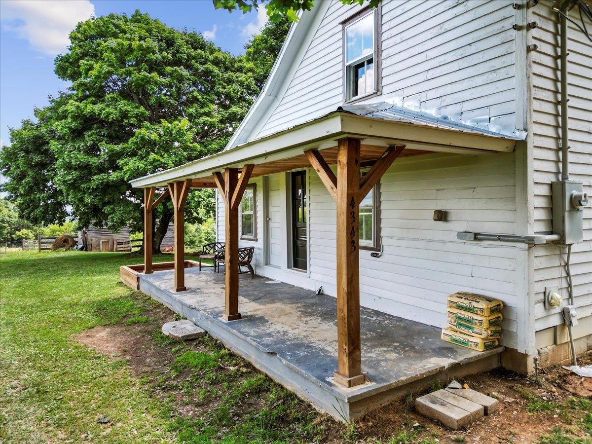 4343 Indian Valley Road NW Willis VA 24380