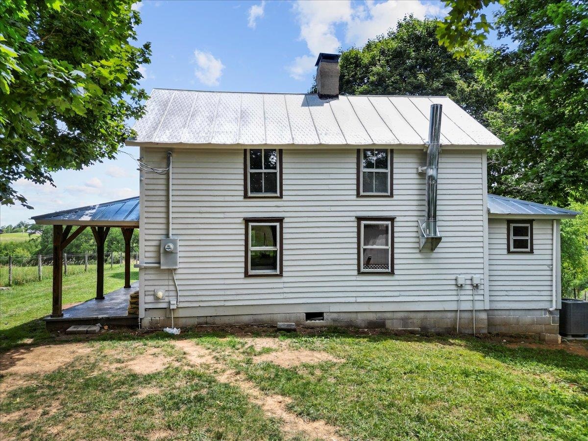 4343 Indian Valley Road NW Willis VA 24380