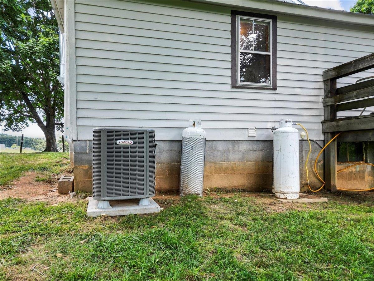 4343 Indian Valley Road NW Willis VA 24380