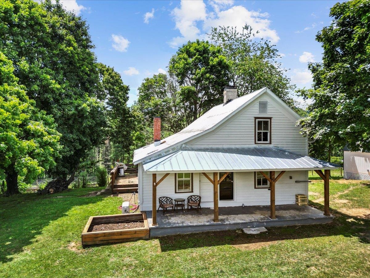 4343 Indian Valley Road NW Willis VA 24380