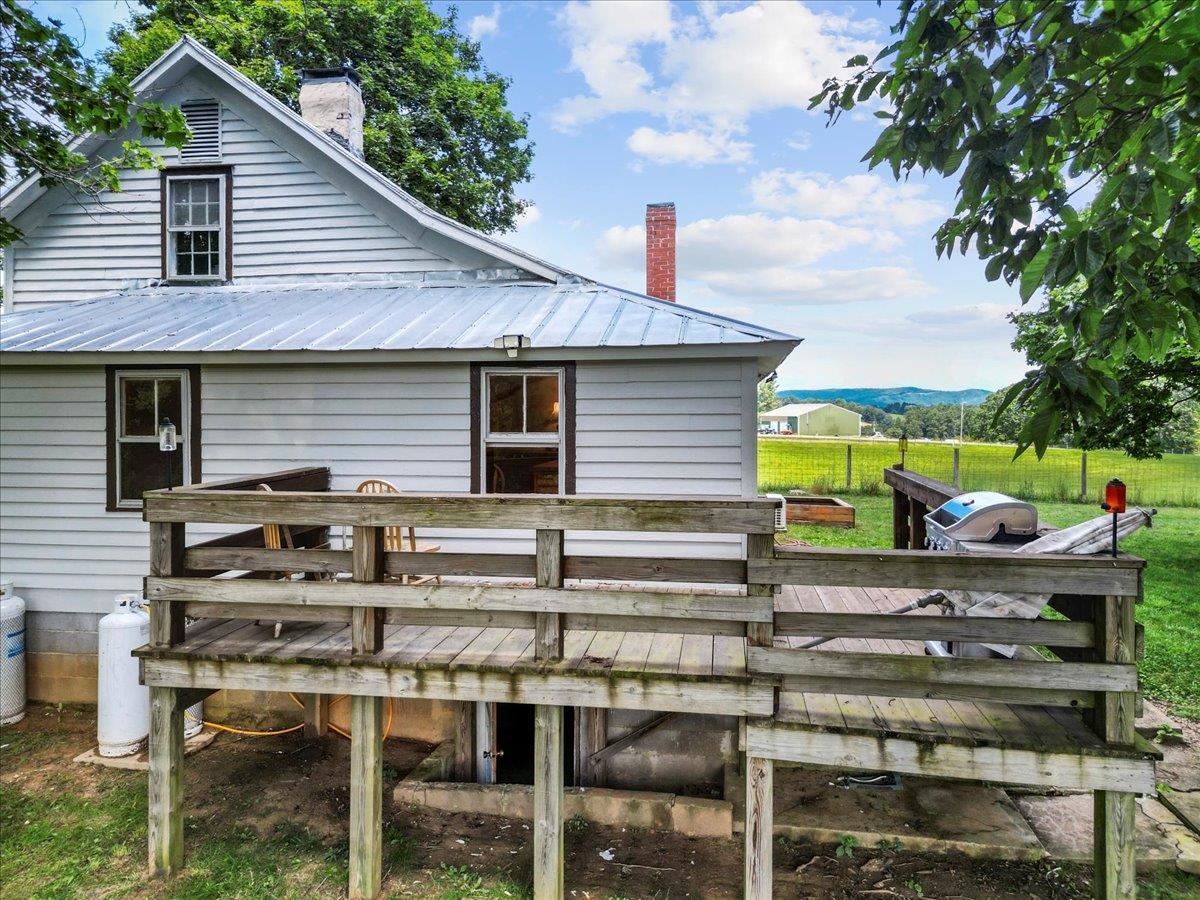 4343 Indian Valley Road NW Willis VA 24380