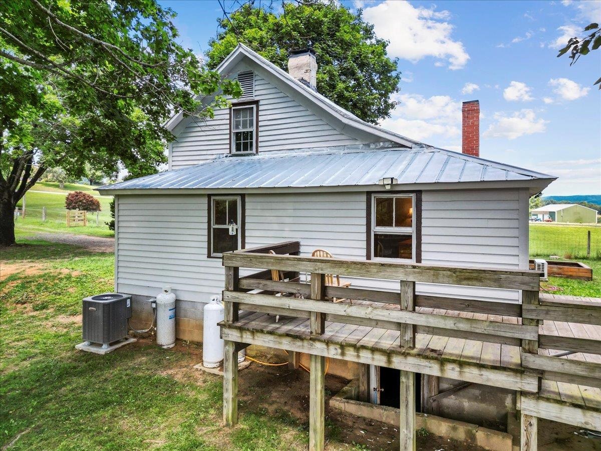 4343 Indian Valley Road NW Willis VA 24380