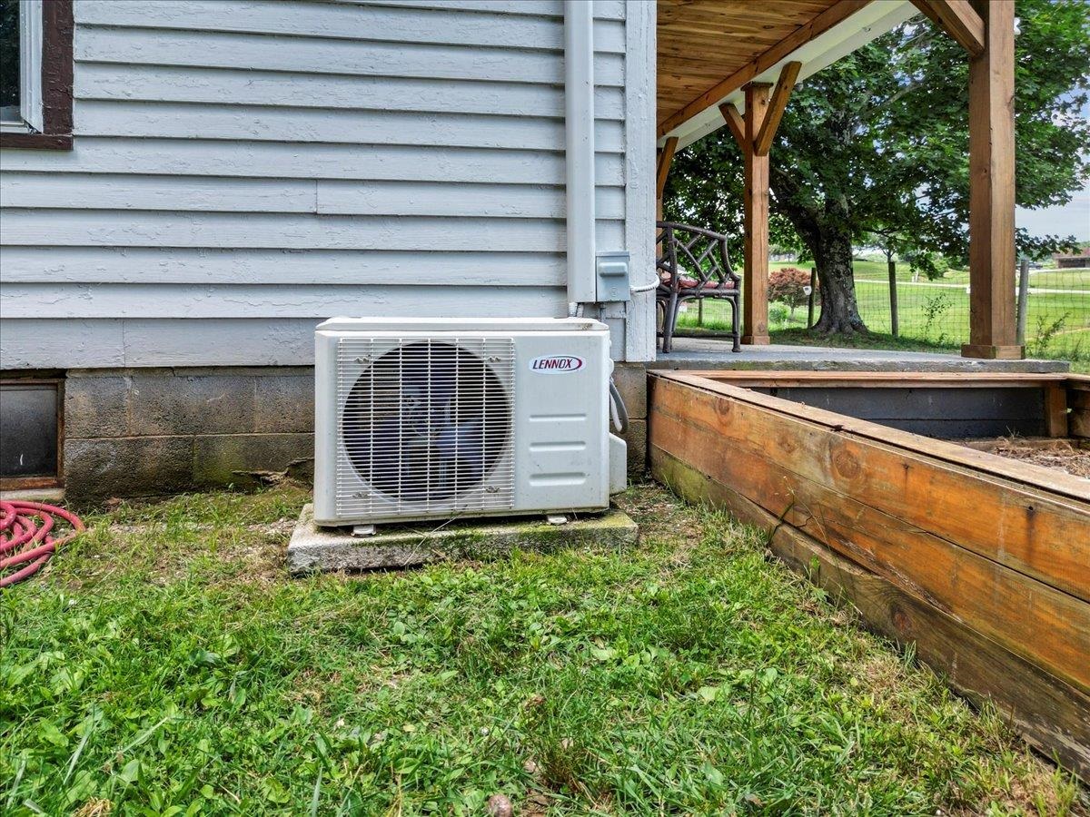 4343 Indian Valley Road NW Willis VA 24380