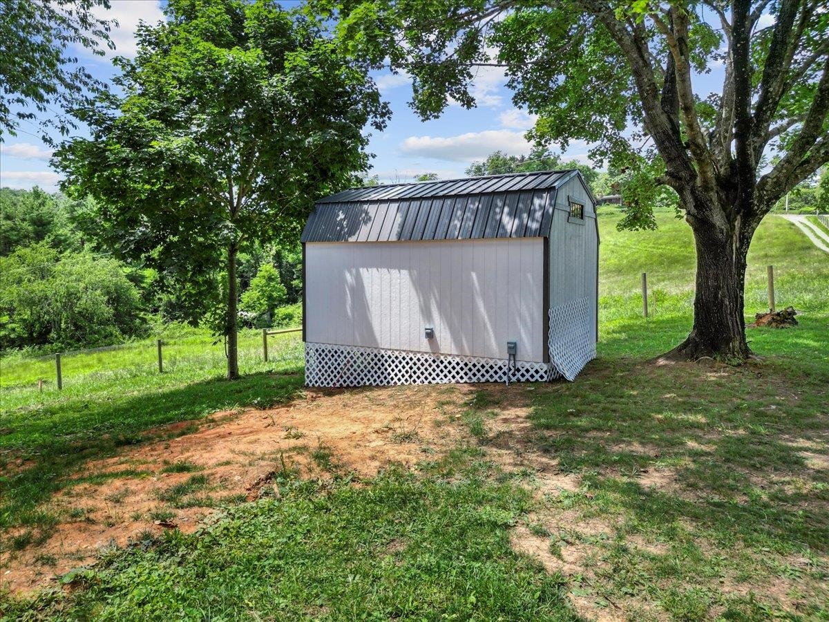 4343 Indian Valley Road NW Willis VA 24380