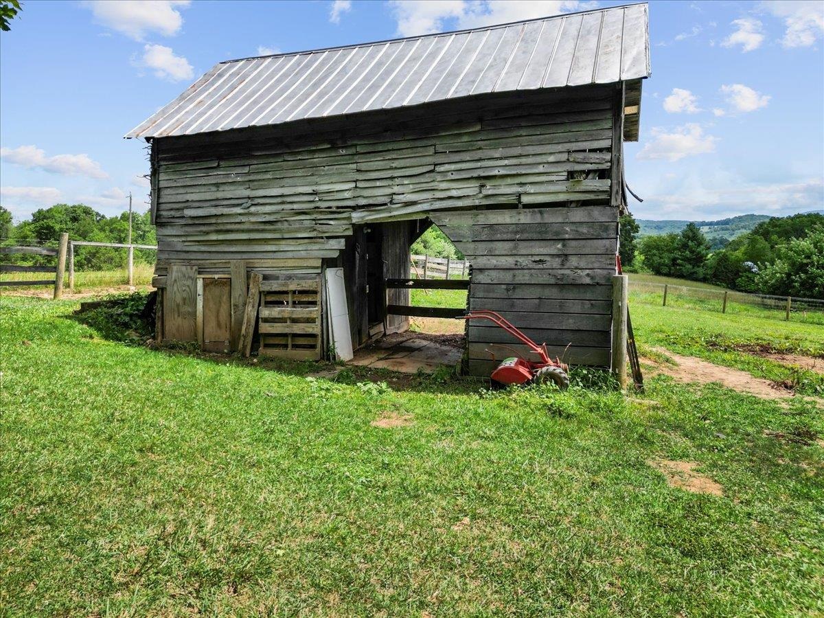 4343 Indian Valley Road NW Willis VA 24380