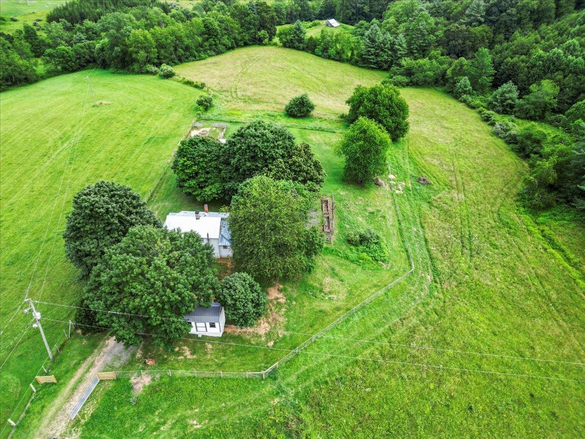 4343 Indian Valley Road NW Willis VA 24380