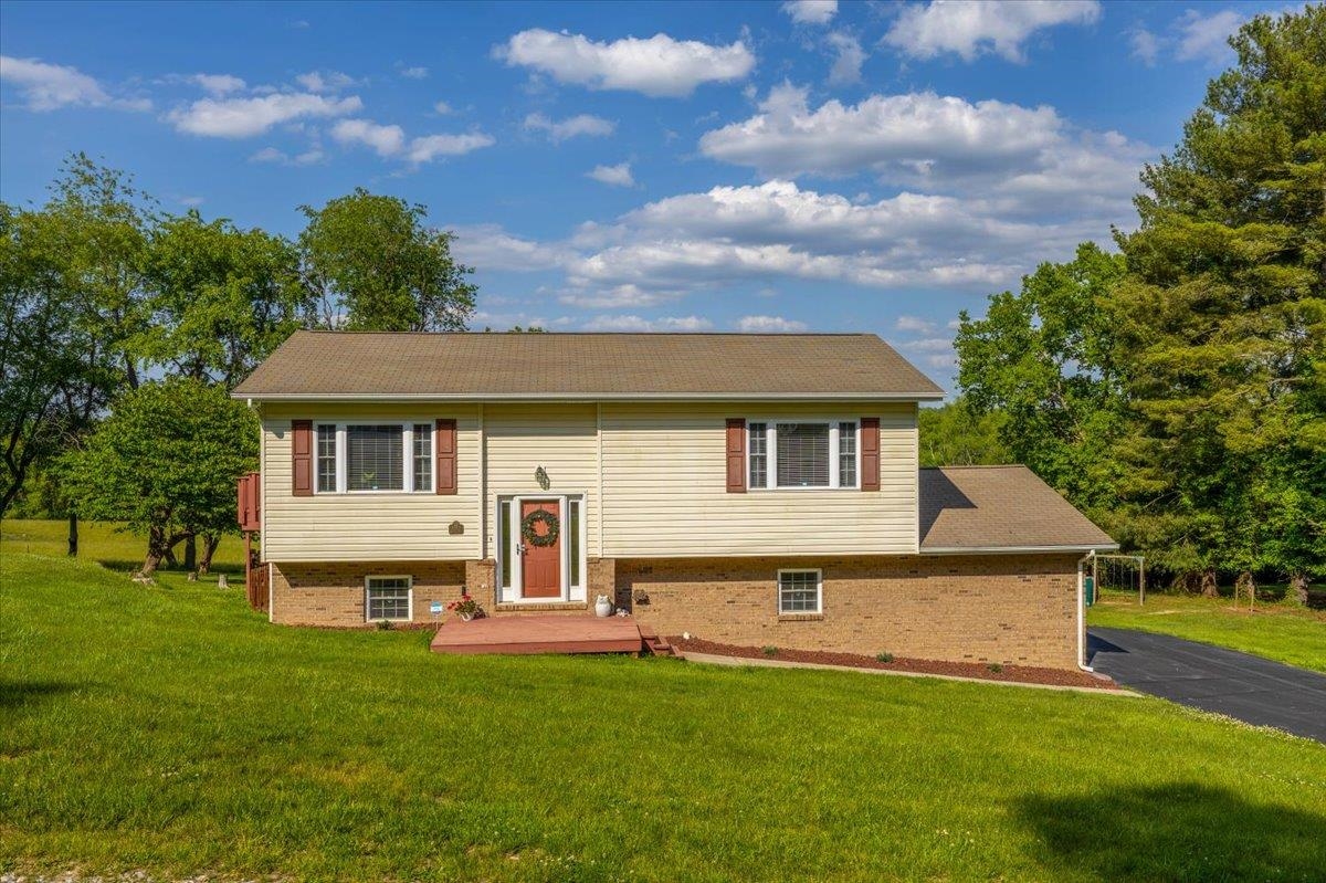 6352 Spring Avenue Fairlawn VA 24141