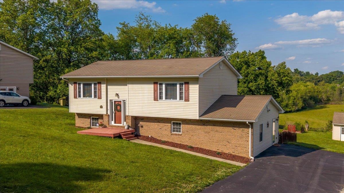 6352 Spring Avenue Fairlawn VA 24141
