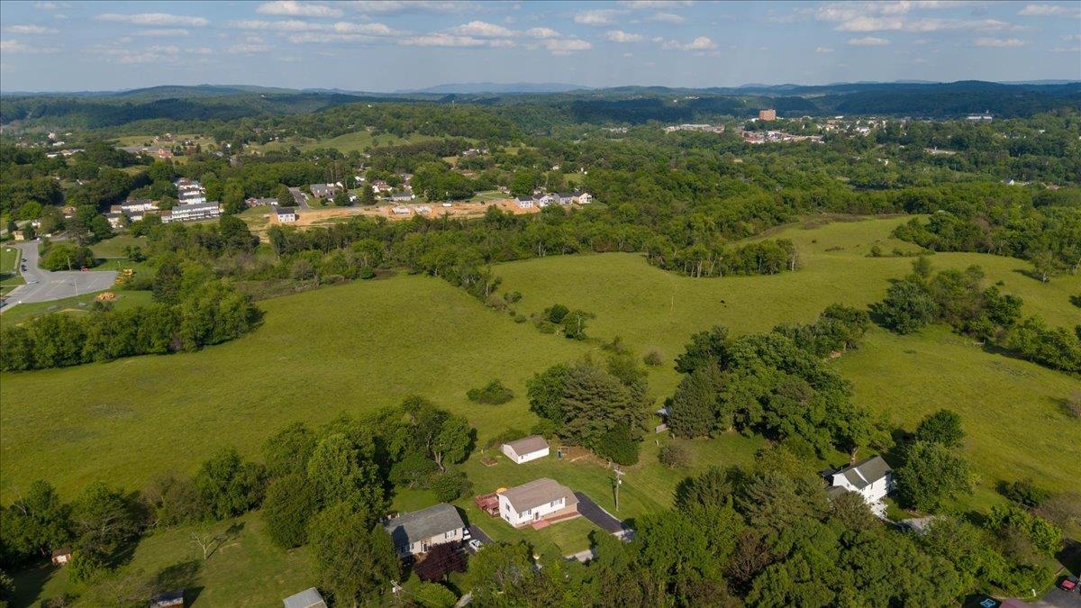 6352 Spring Avenue Fairlawn VA 24141