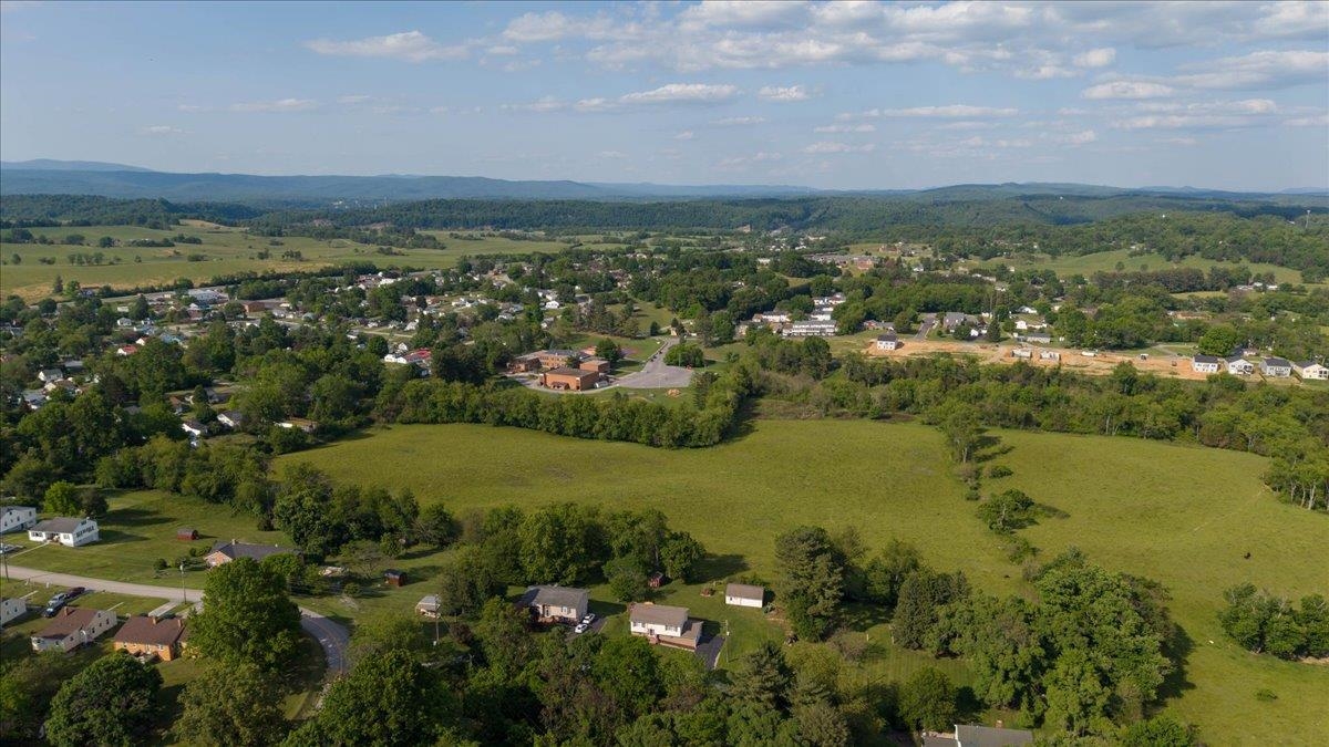 6352 Spring Avenue Fairlawn VA 24141