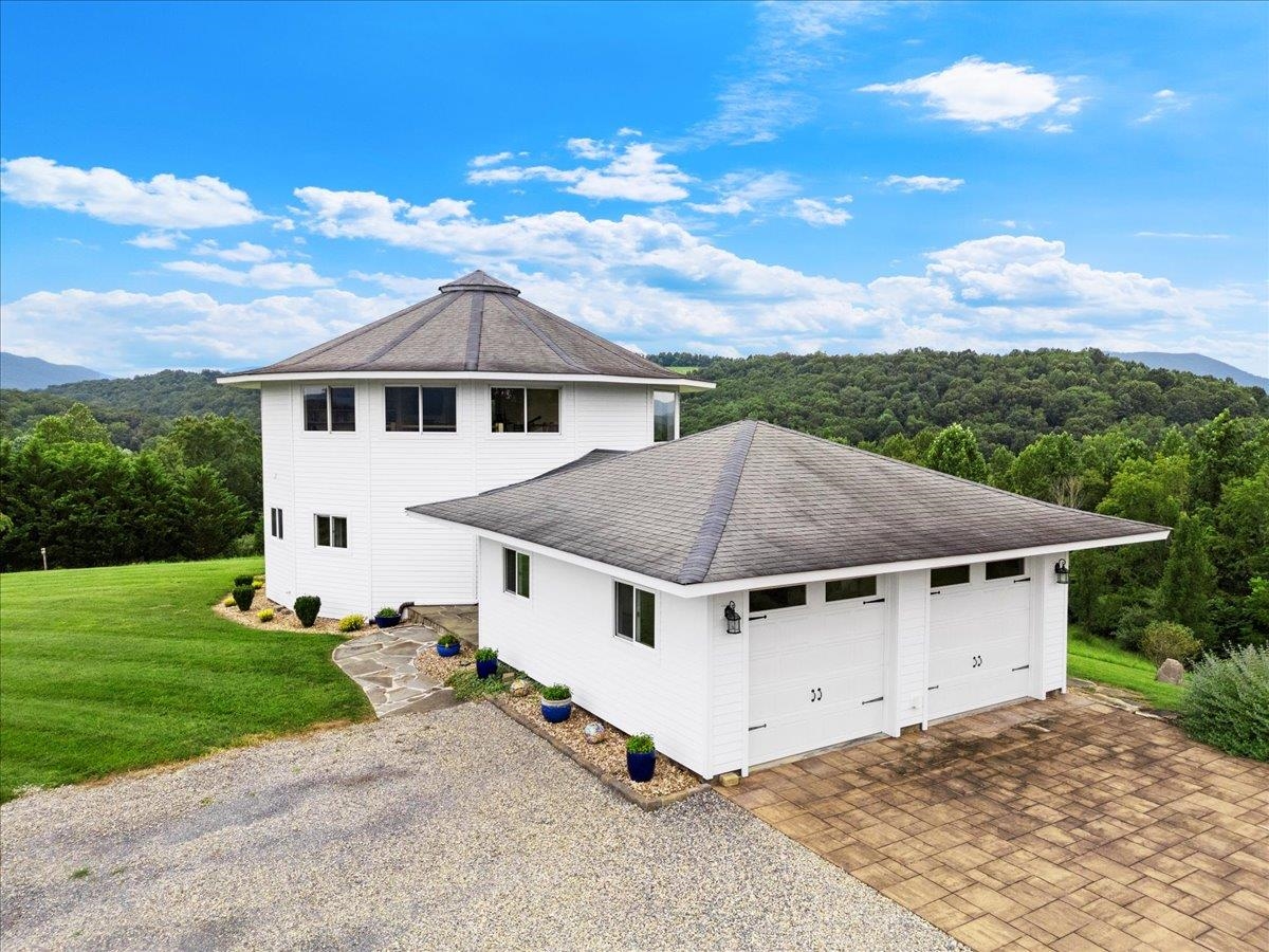 290 Moye Road Staffordsville VA 24167