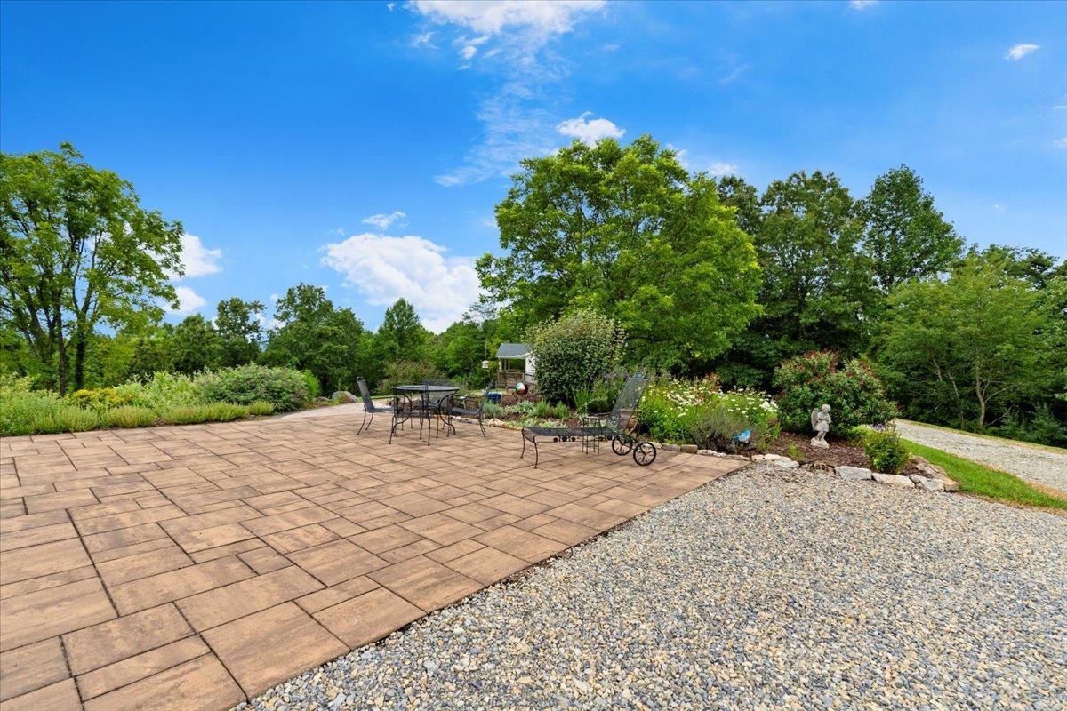 290 Moye Road Staffordsville VA 24167