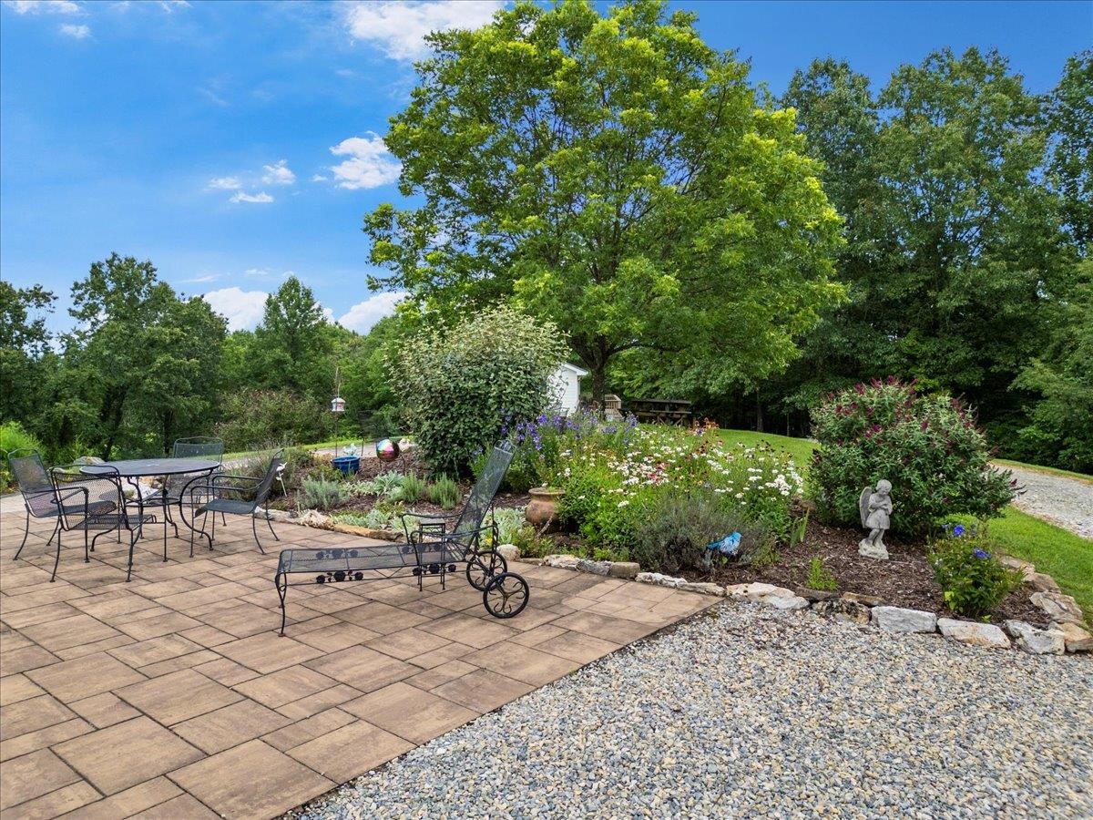 290 Moye Road Staffordsville VA 24167