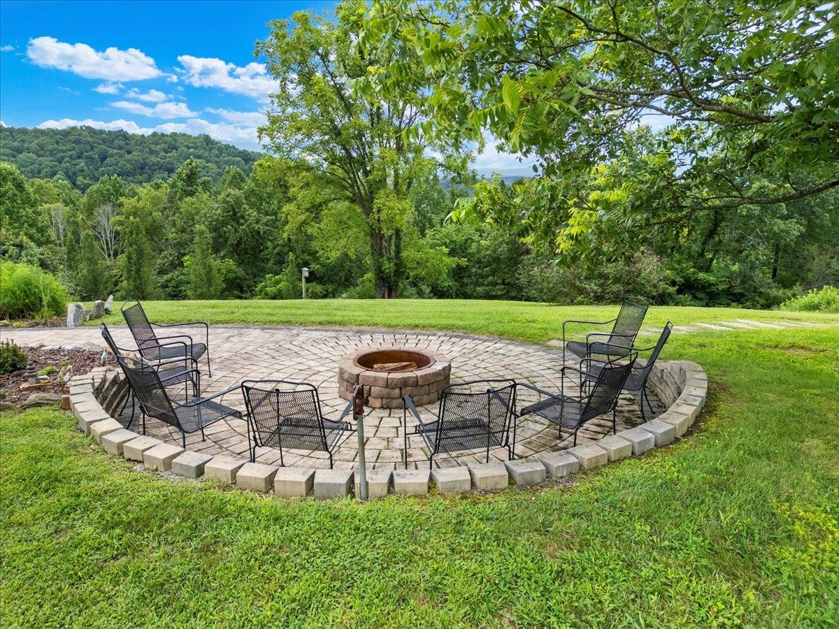 290 Moye Road Staffordsville VA 24167