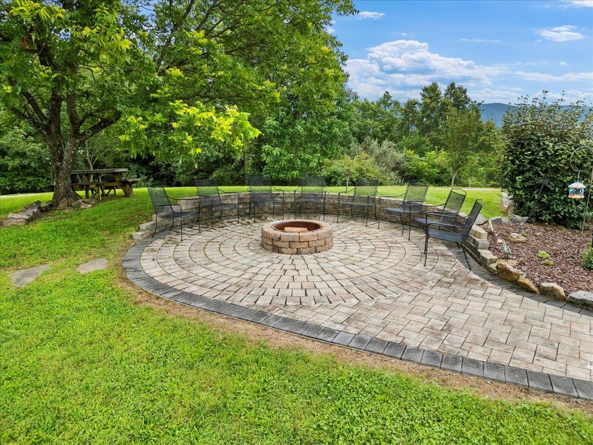 290 Moye Road Staffordsville VA 24167