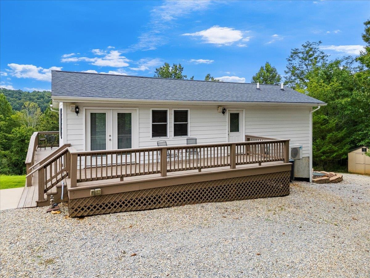 290 Moye Road Staffordsville VA 24167