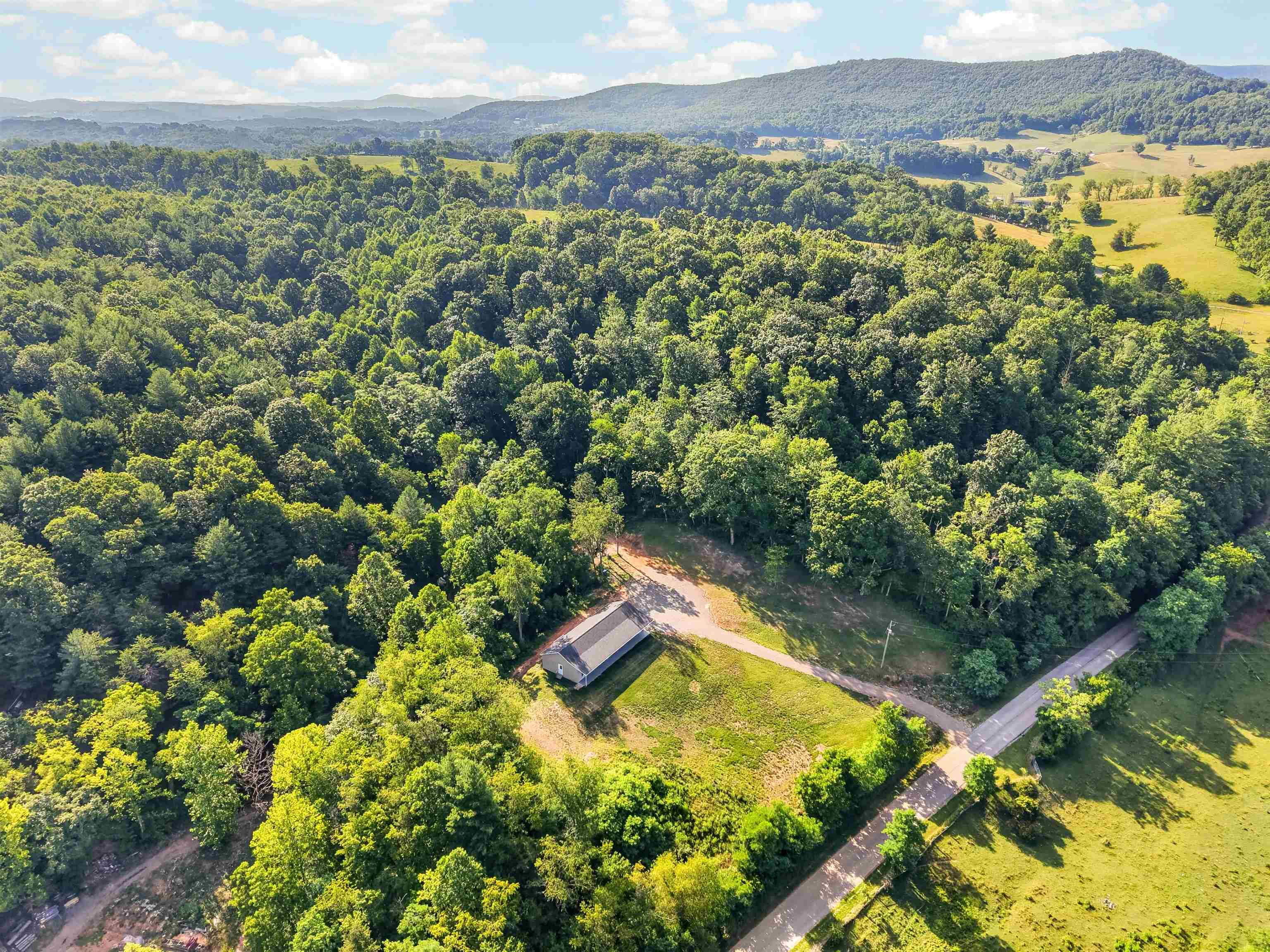 3554 Greenhouse Road Hiwassee VA 24347