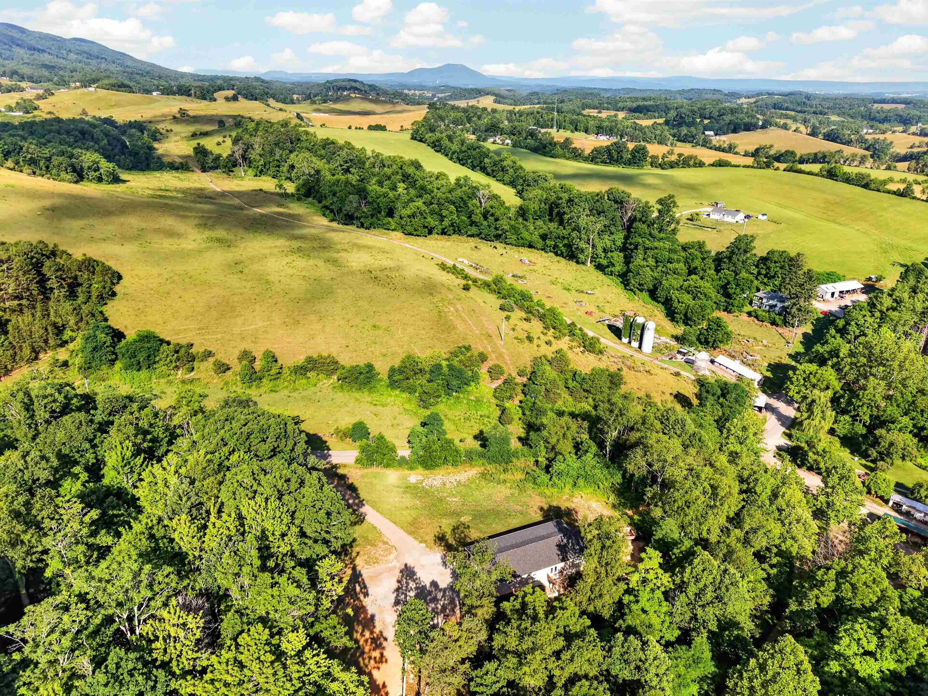3554 Greenhouse Road Hiwassee VA 24347