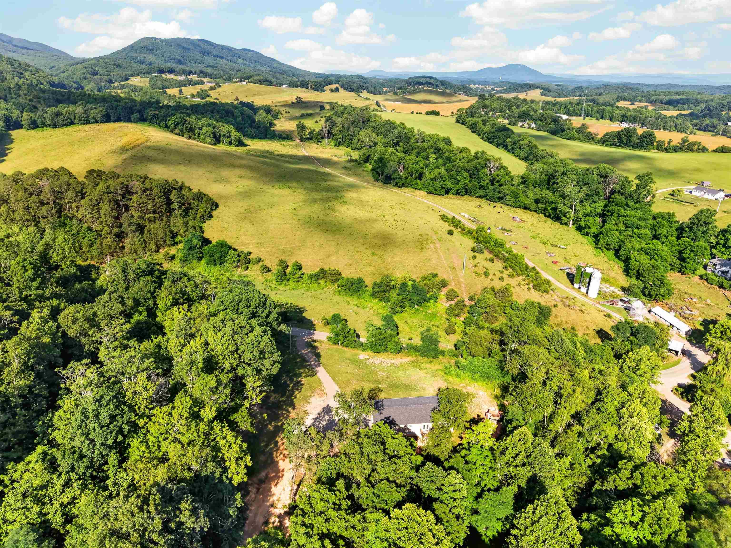 3554 Greenhouse Road Hiwassee VA 24347