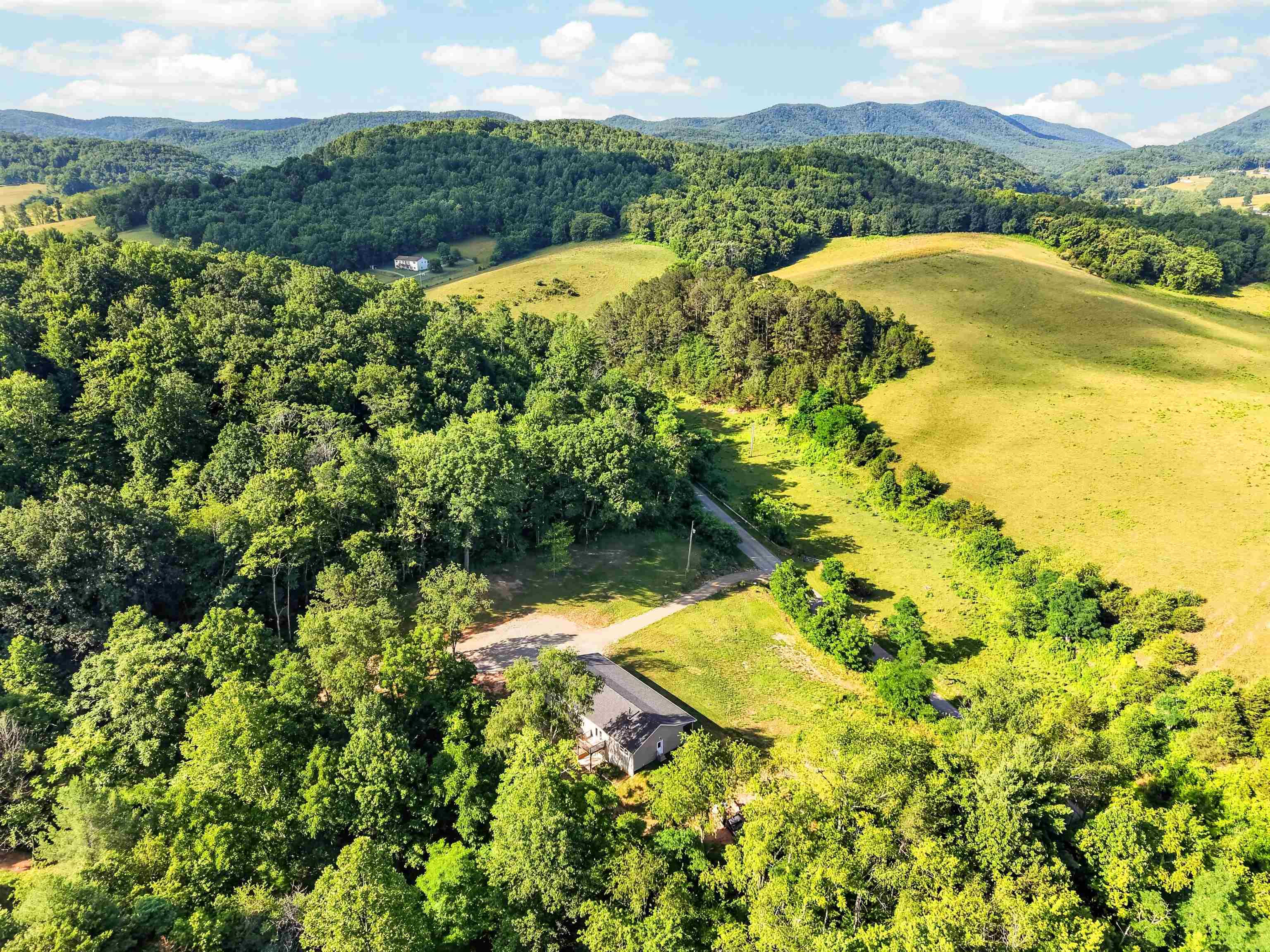 3554 Greenhouse Road Hiwassee VA 24347