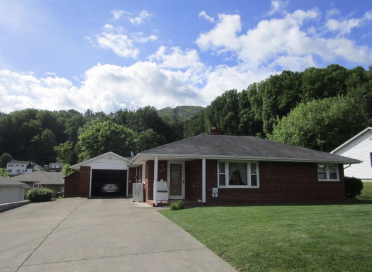 404 Wolf Street Narrows VA 24124