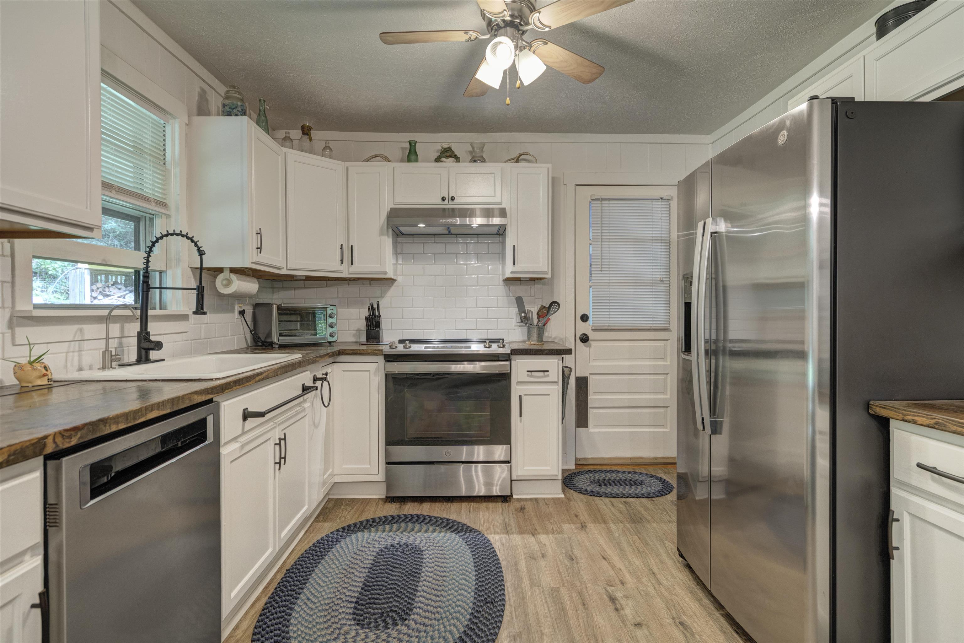 4800 Indian Valley Road NW Willis VA 24380
