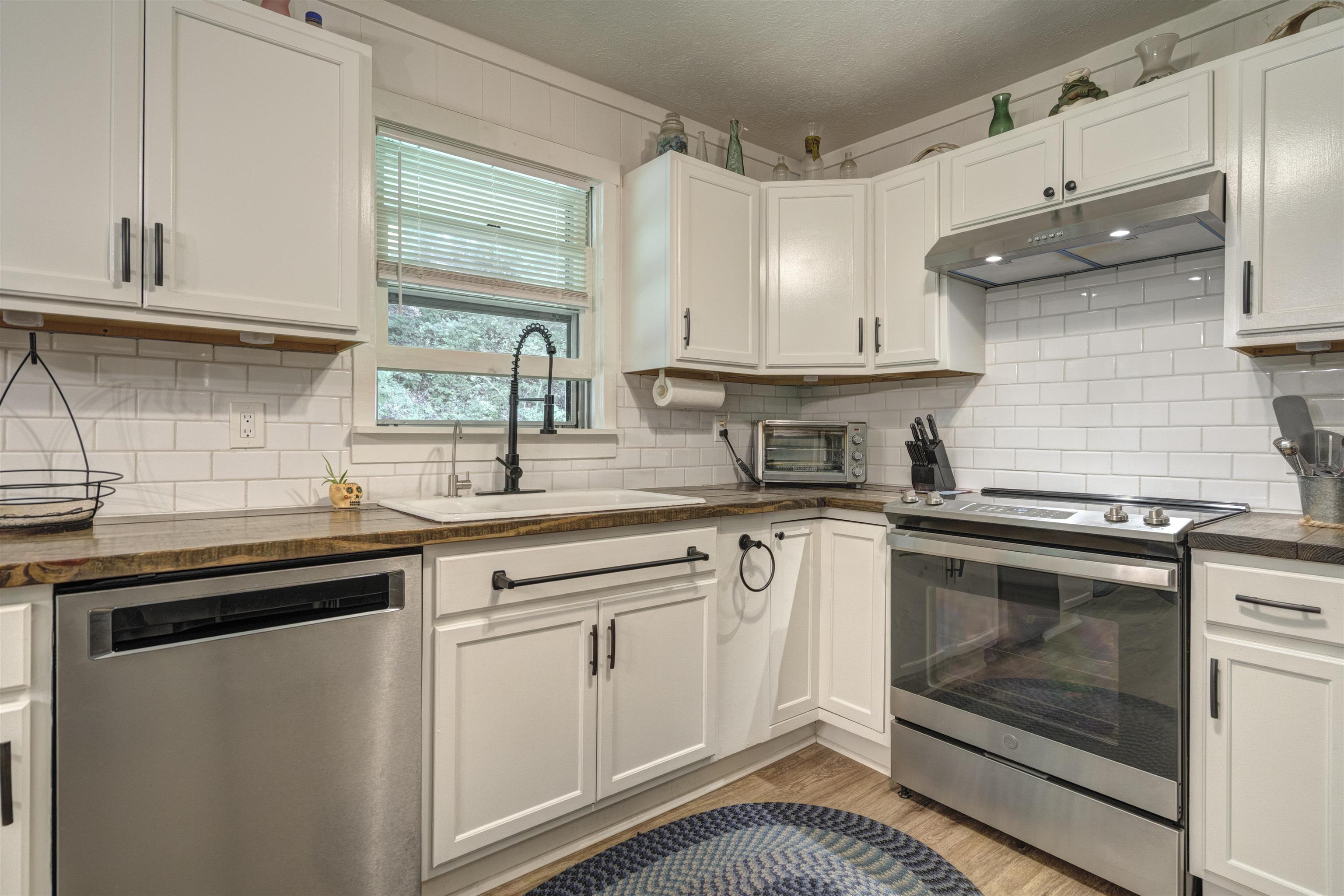 4800 Indian Valley Road NW Willis VA 24380