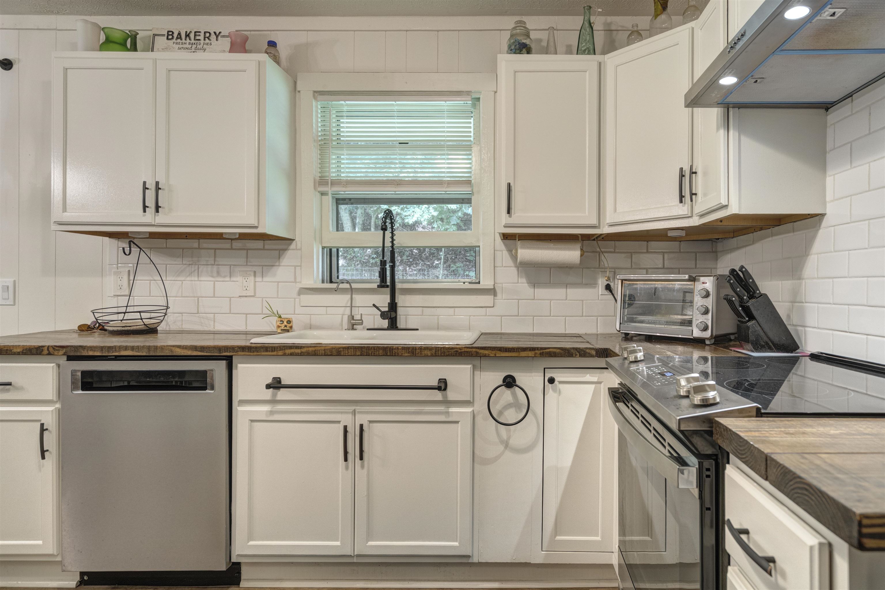 4800 Indian Valley Road NW Willis VA 24380