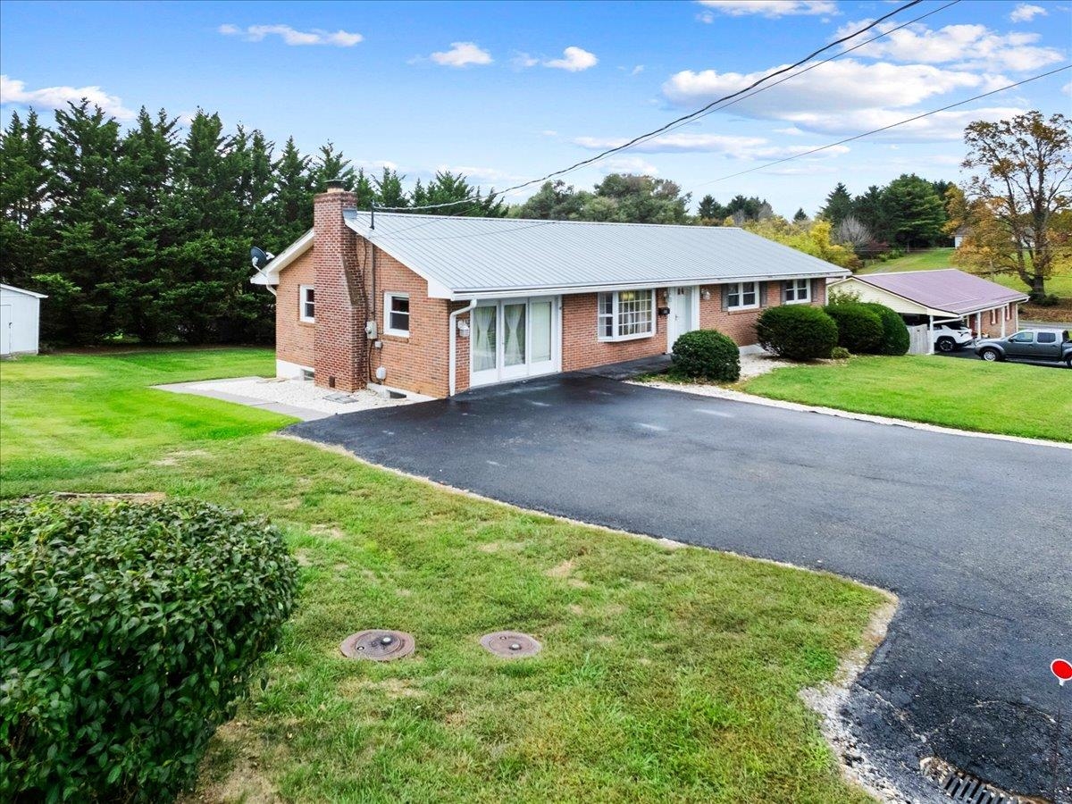 7372 Joyce Way Fairlawn VA 24141