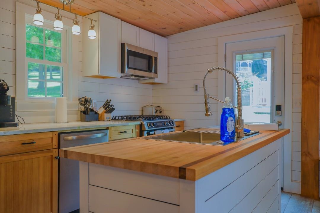 2939 Blackberry Lane Hiwassee VA 24347