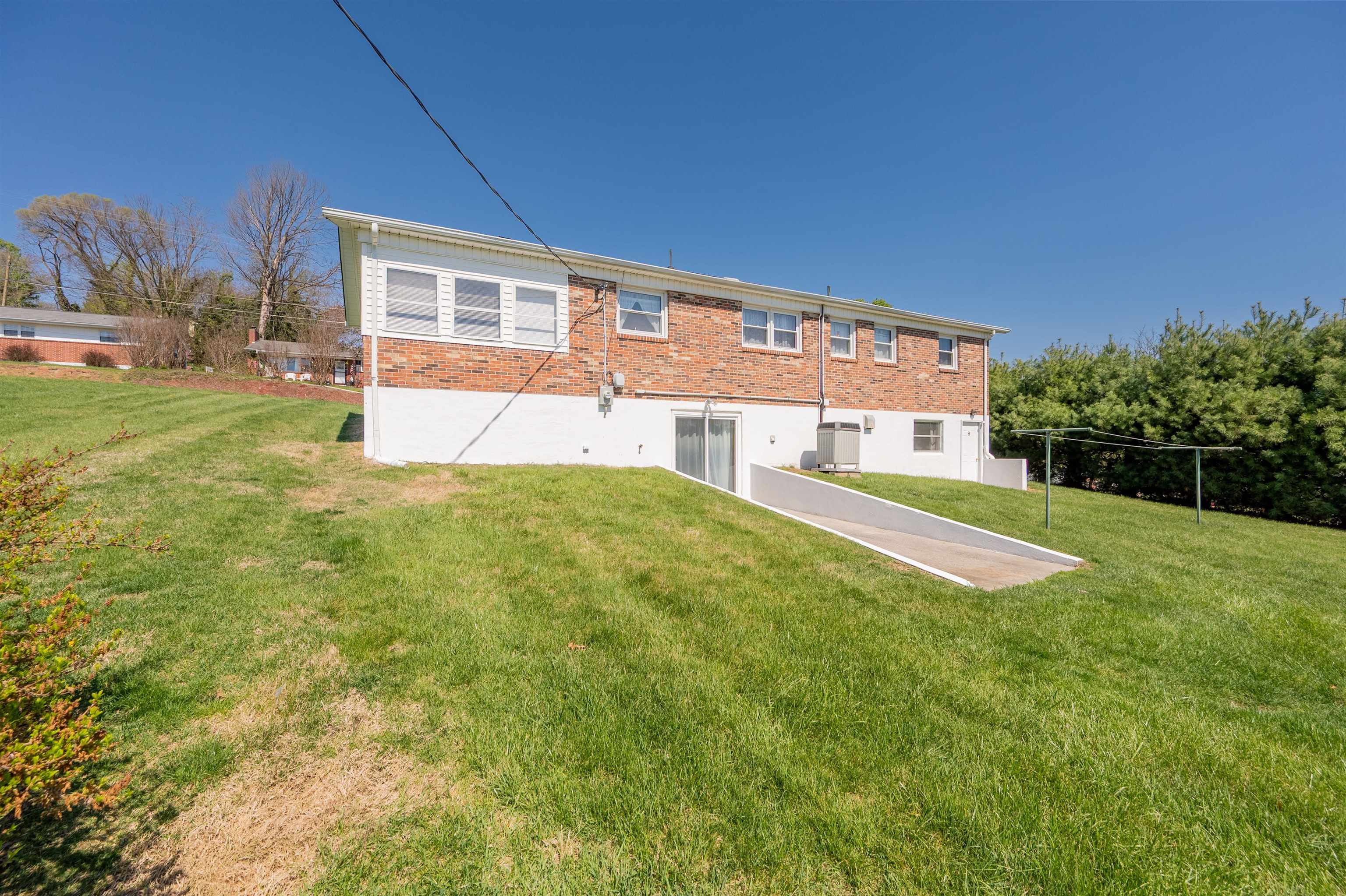 465 W Pine Street Wytheville VA 24382