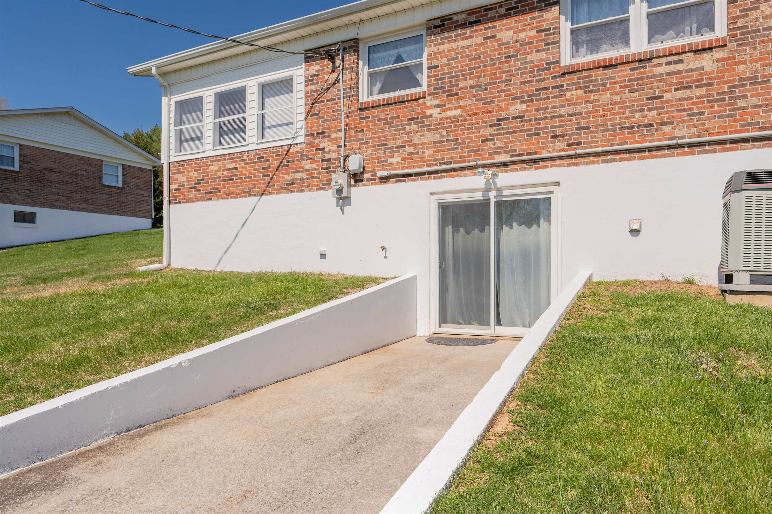 465 W Pine Street Wytheville VA 24382