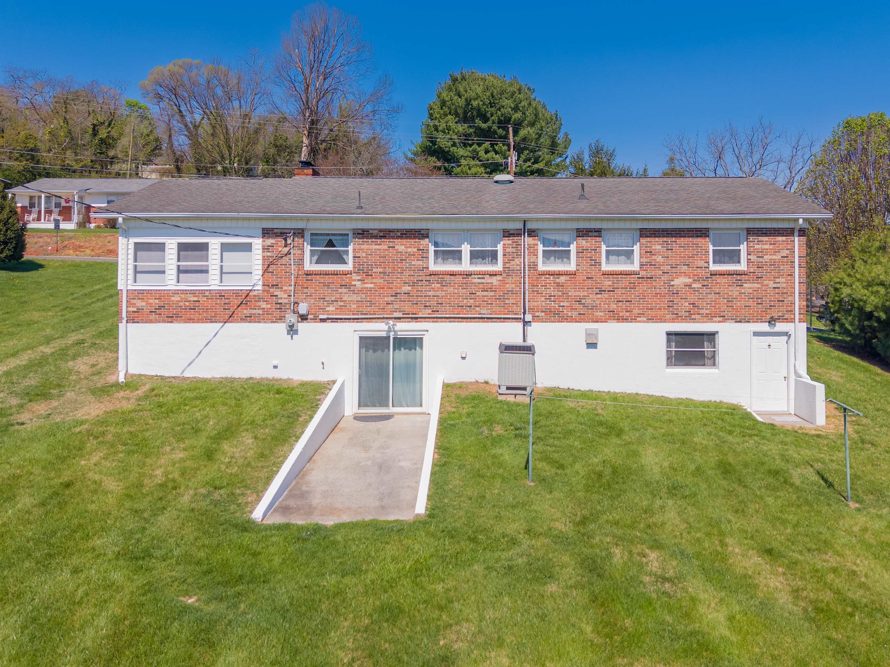465 W Pine Street Wytheville VA 24382