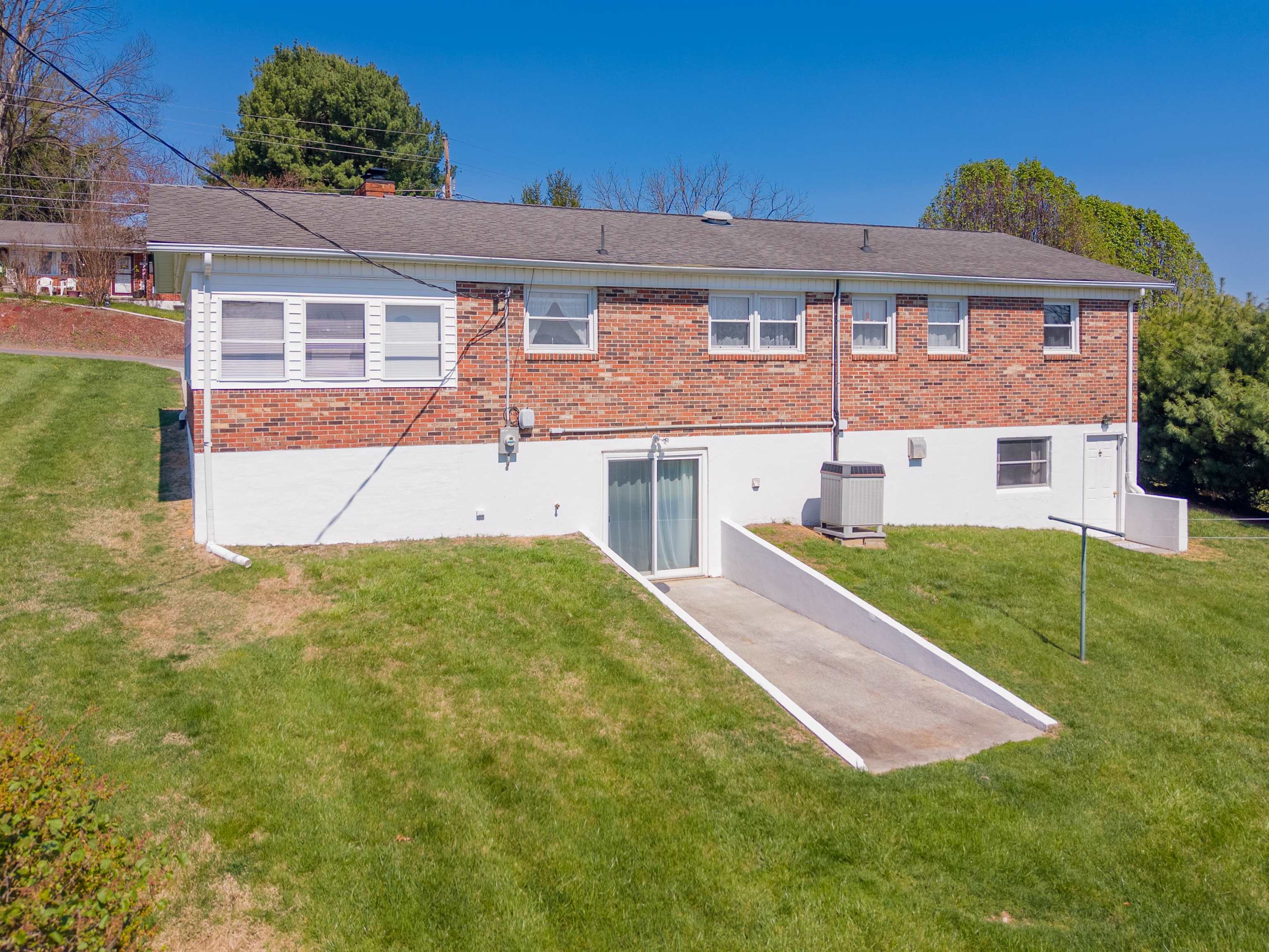 465 W Pine Street Wytheville VA 24382
