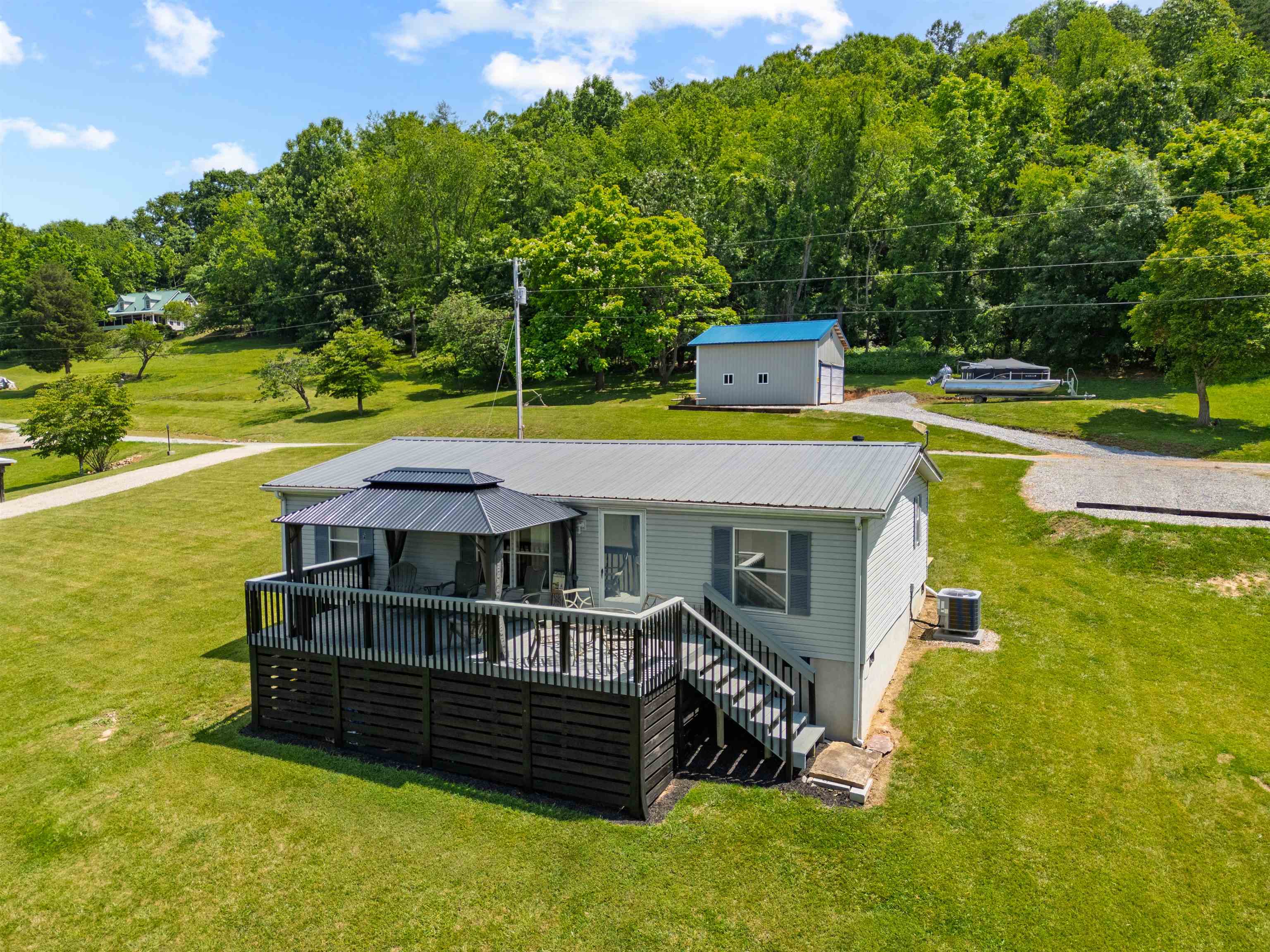 4276 Paradise Road Hiwassee VA 24347