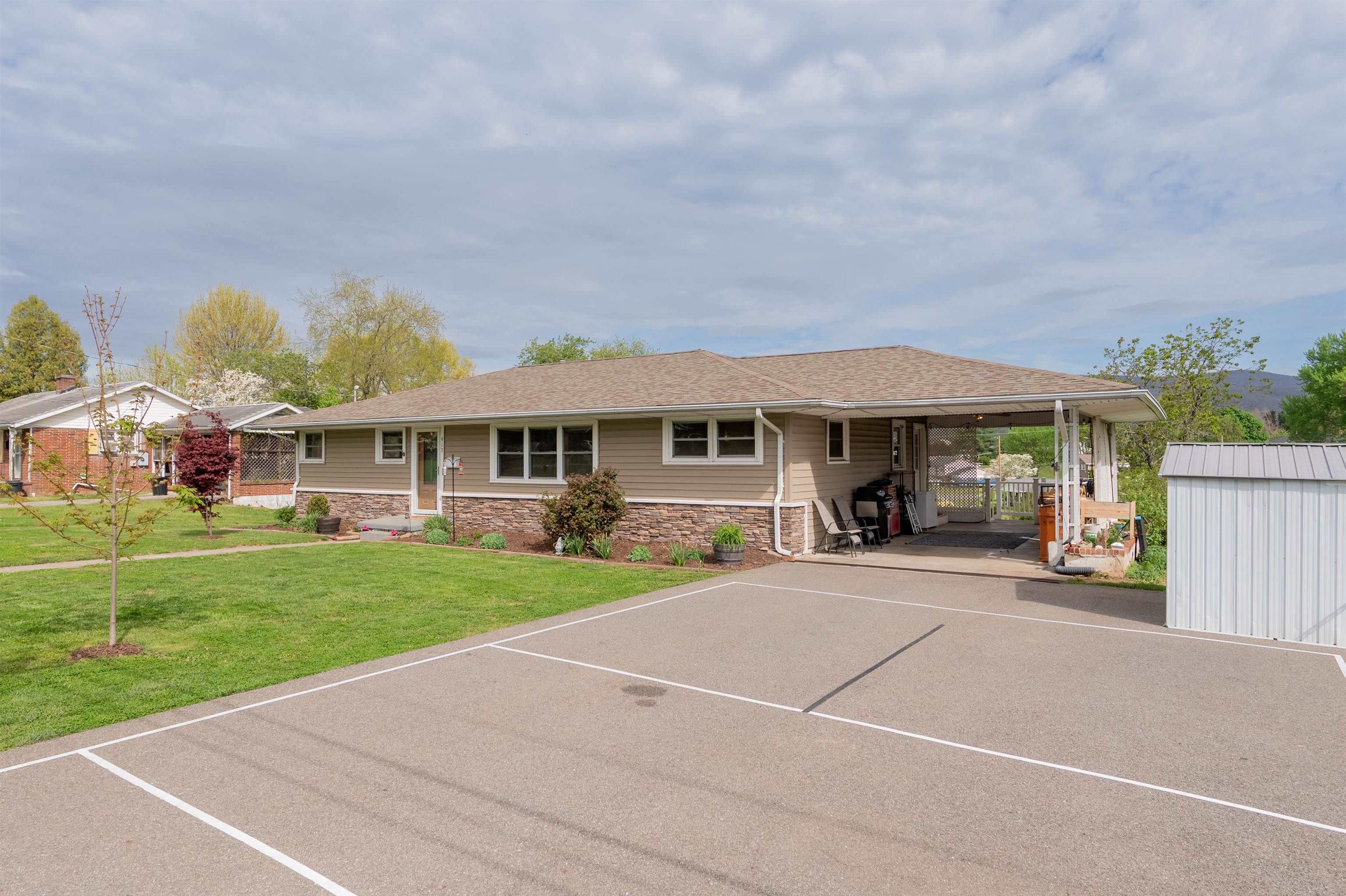 913 Locust Drive Pearisburg VA 24134