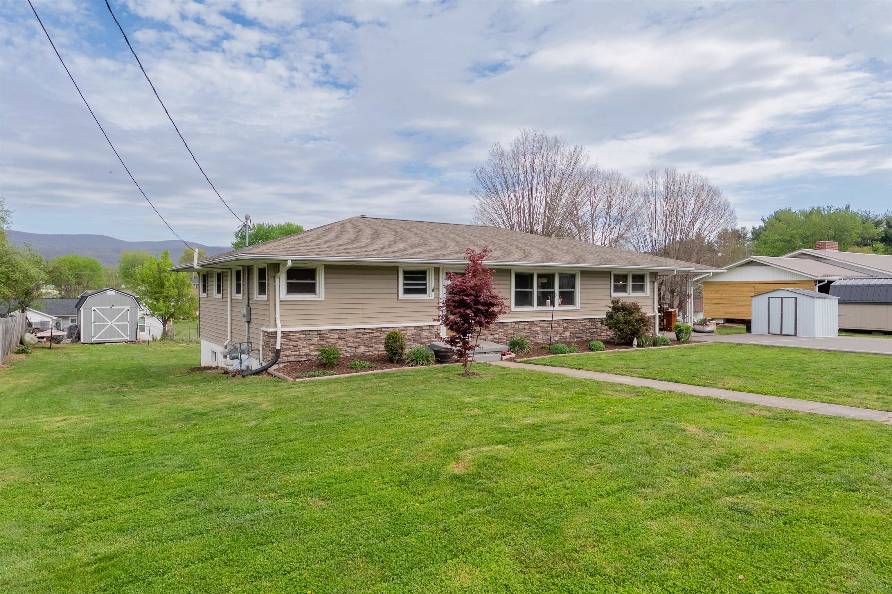 913 Locust Drive Pearisburg VA 24134
