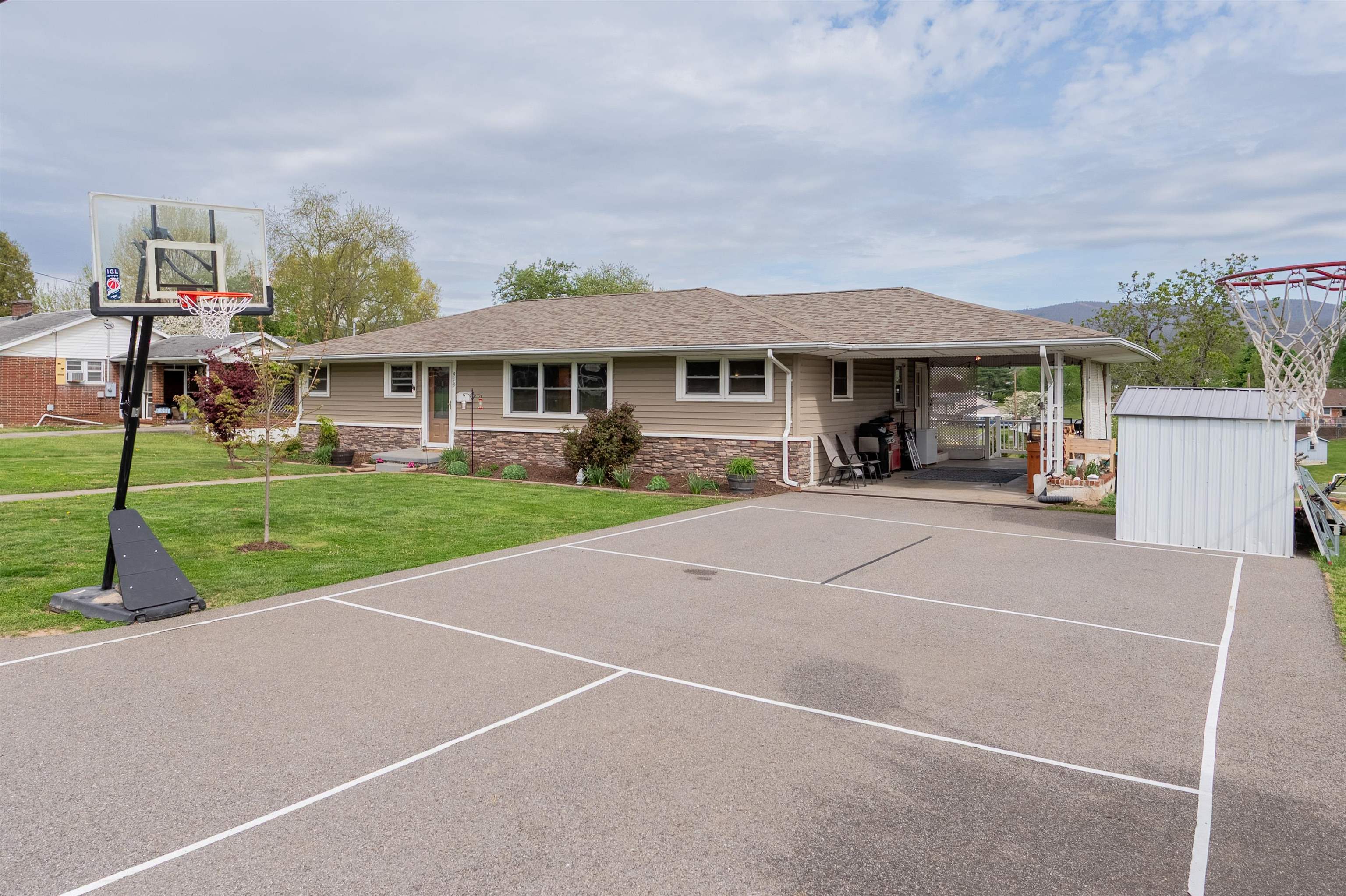 913 Locust Drive Pearisburg VA 24134