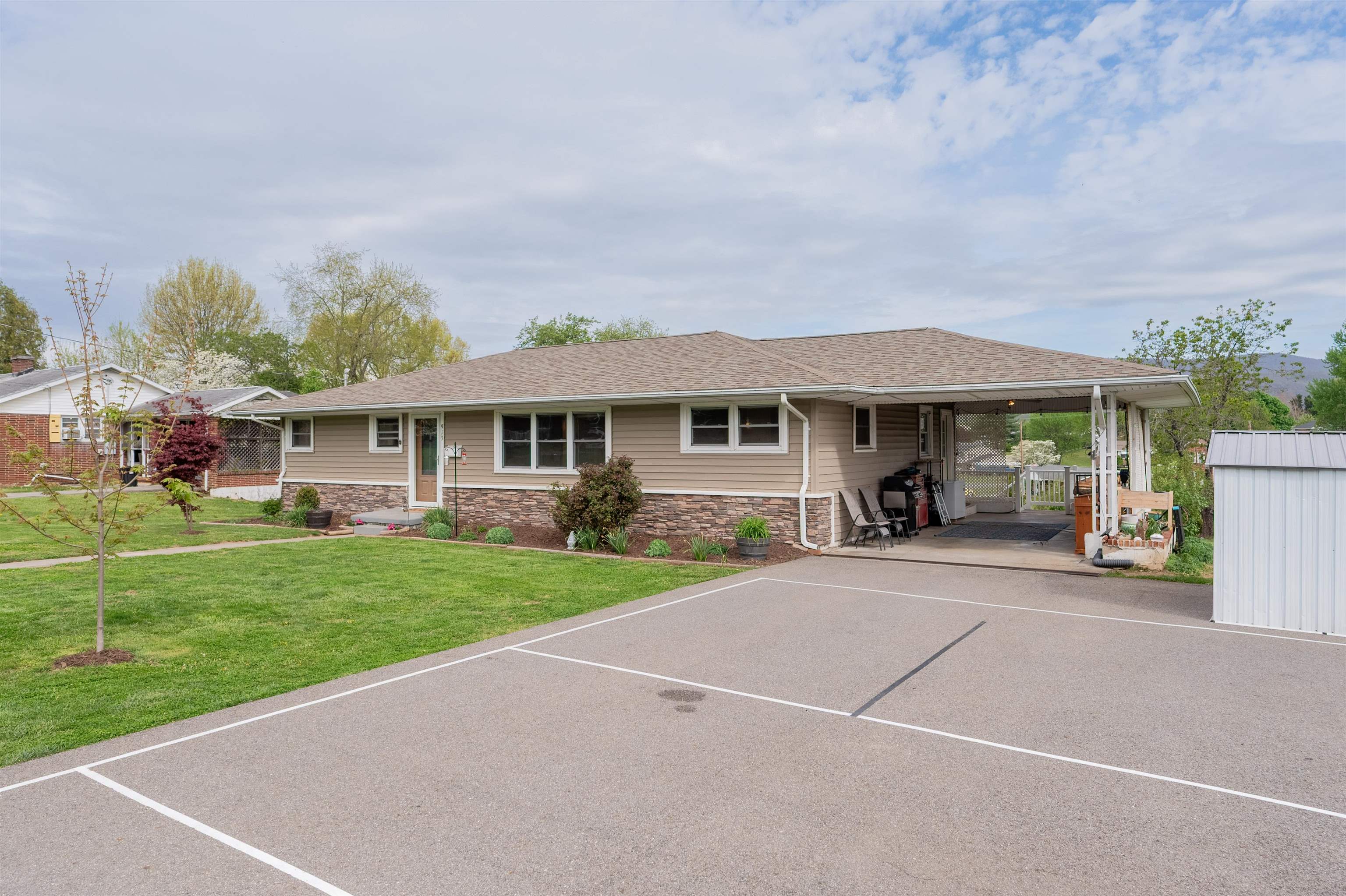 913 Locust Drive Pearisburg VA 24134