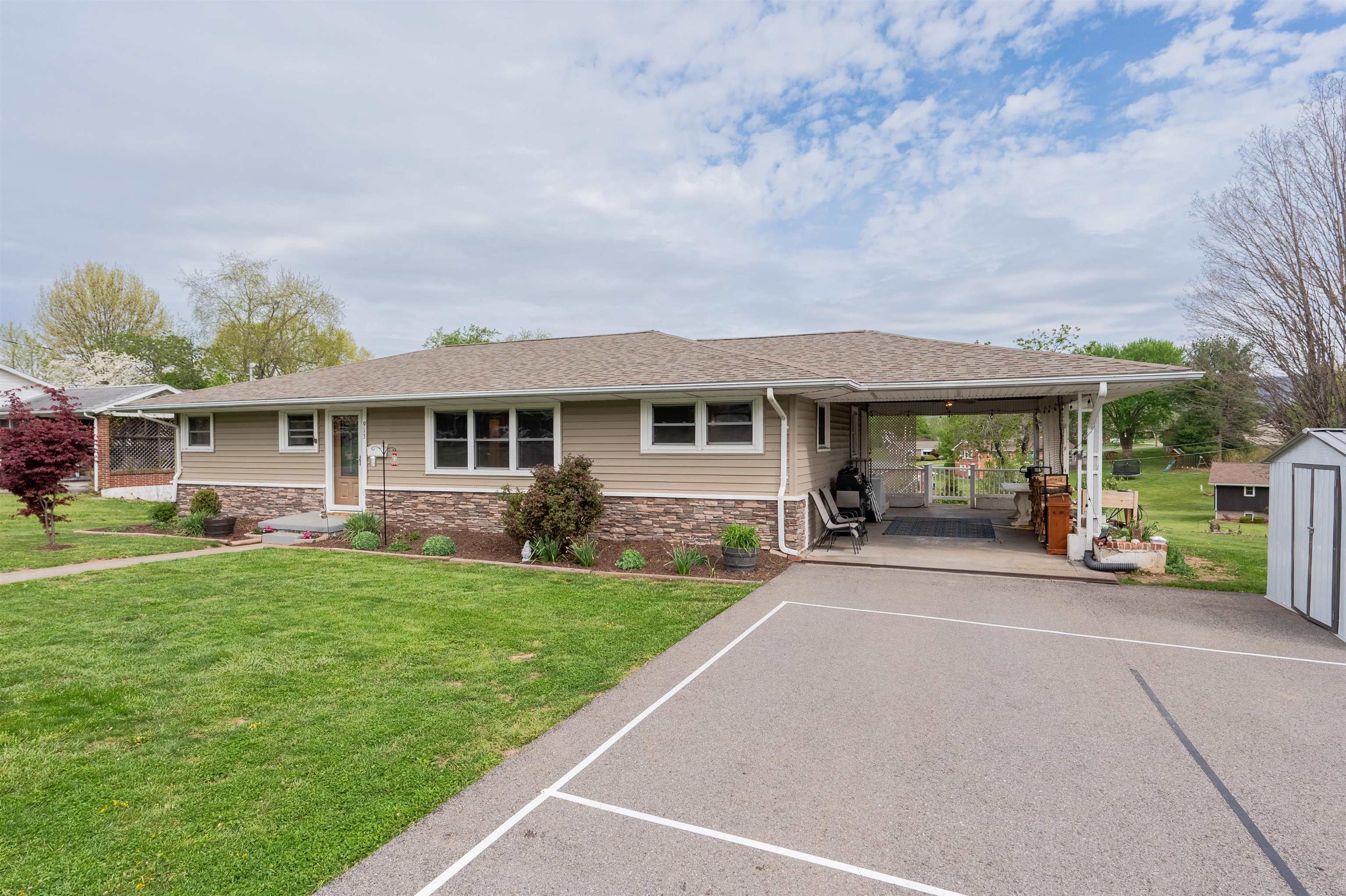 913 Locust Drive Pearisburg VA 24134