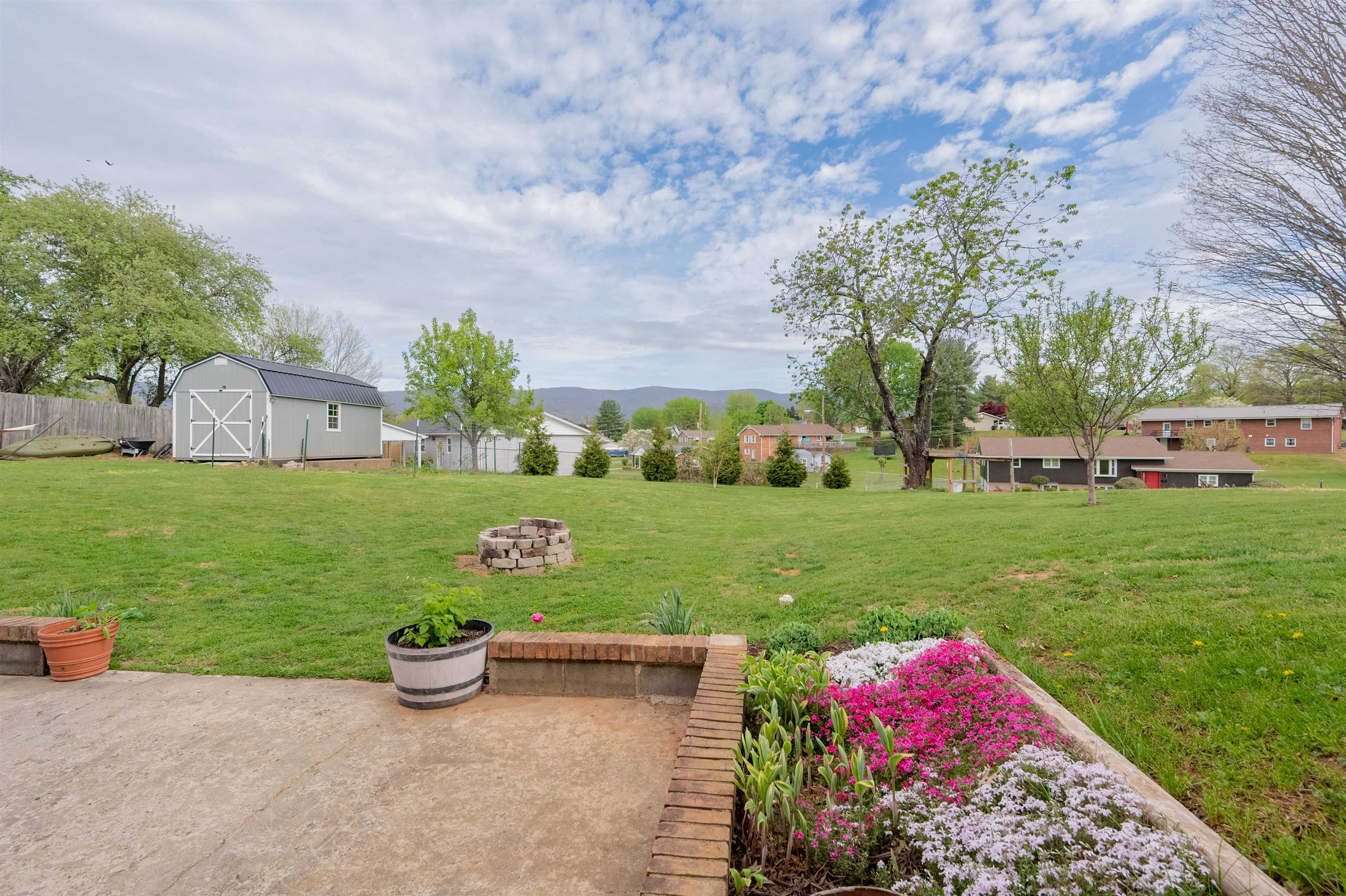 913 Locust Drive Pearisburg VA 24134