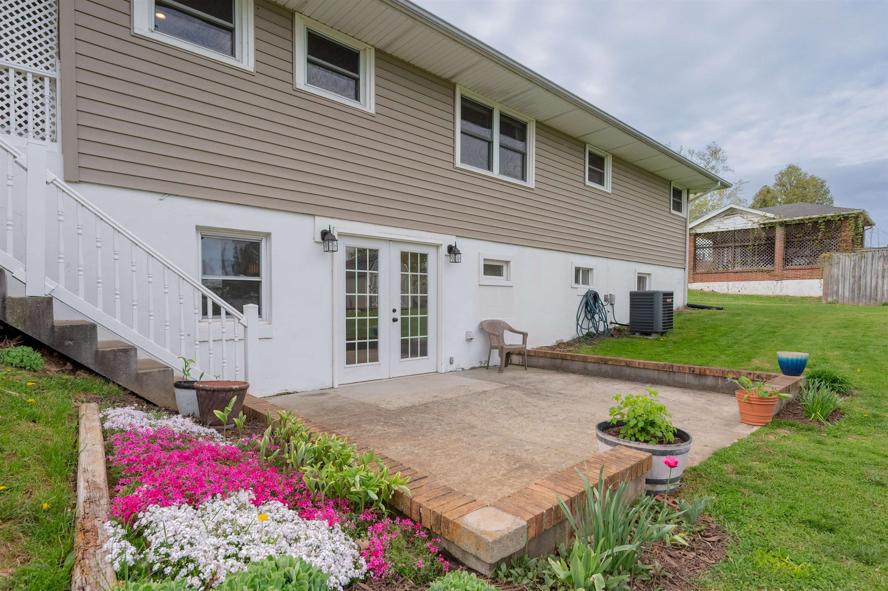 913 Locust Drive Pearisburg VA 24134