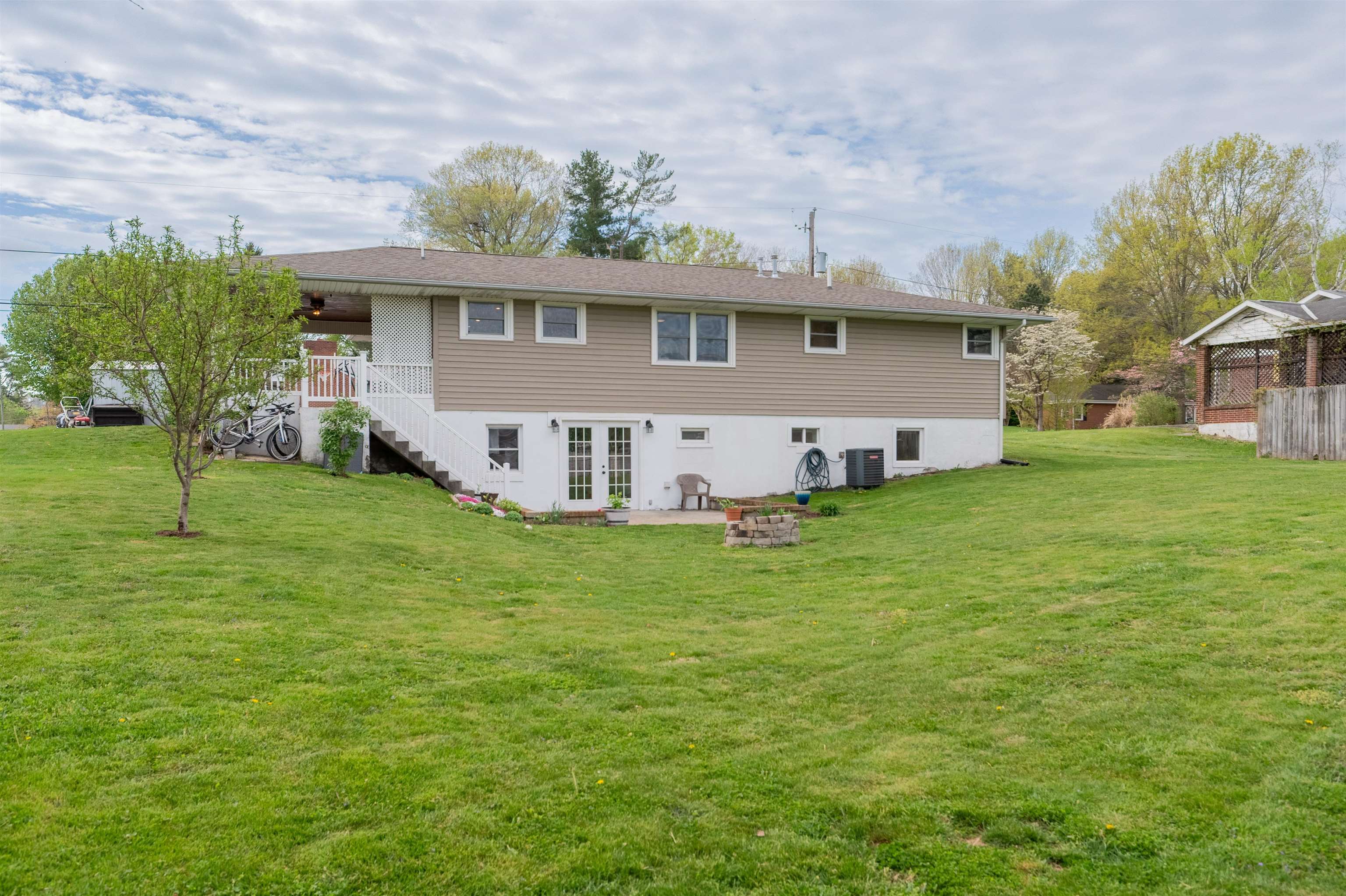 913 Locust Drive Pearisburg VA 24134