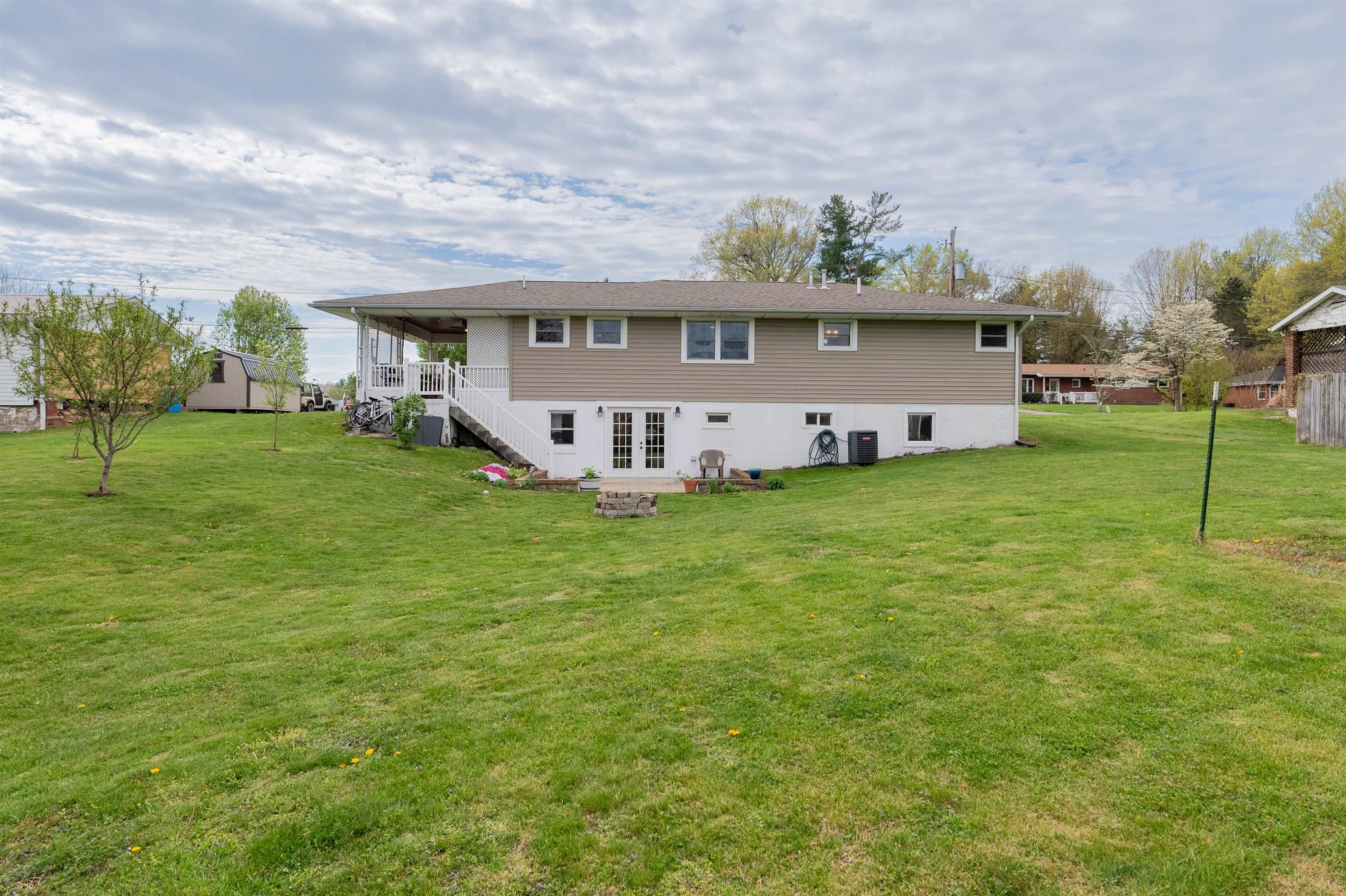 913 Locust Drive Pearisburg VA 24134