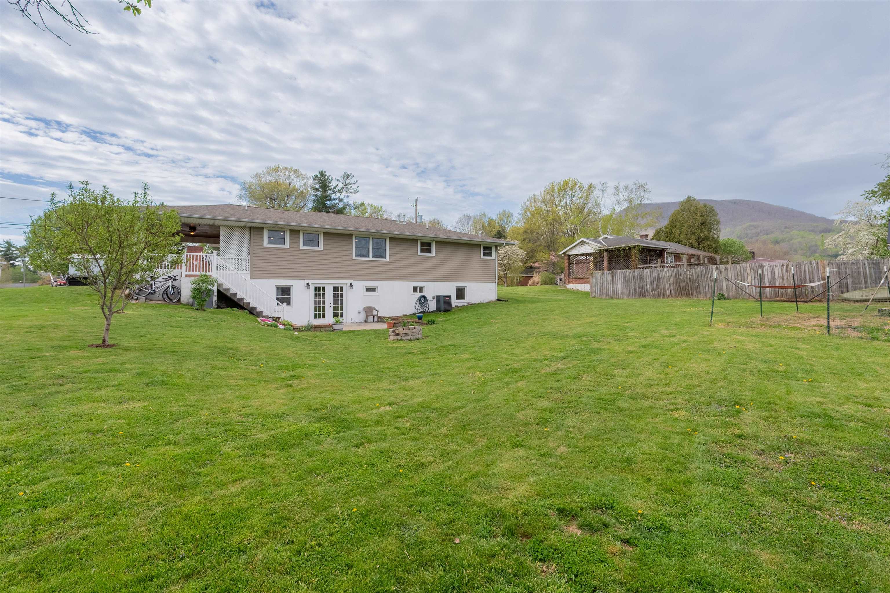 913 Locust Drive Pearisburg VA 24134